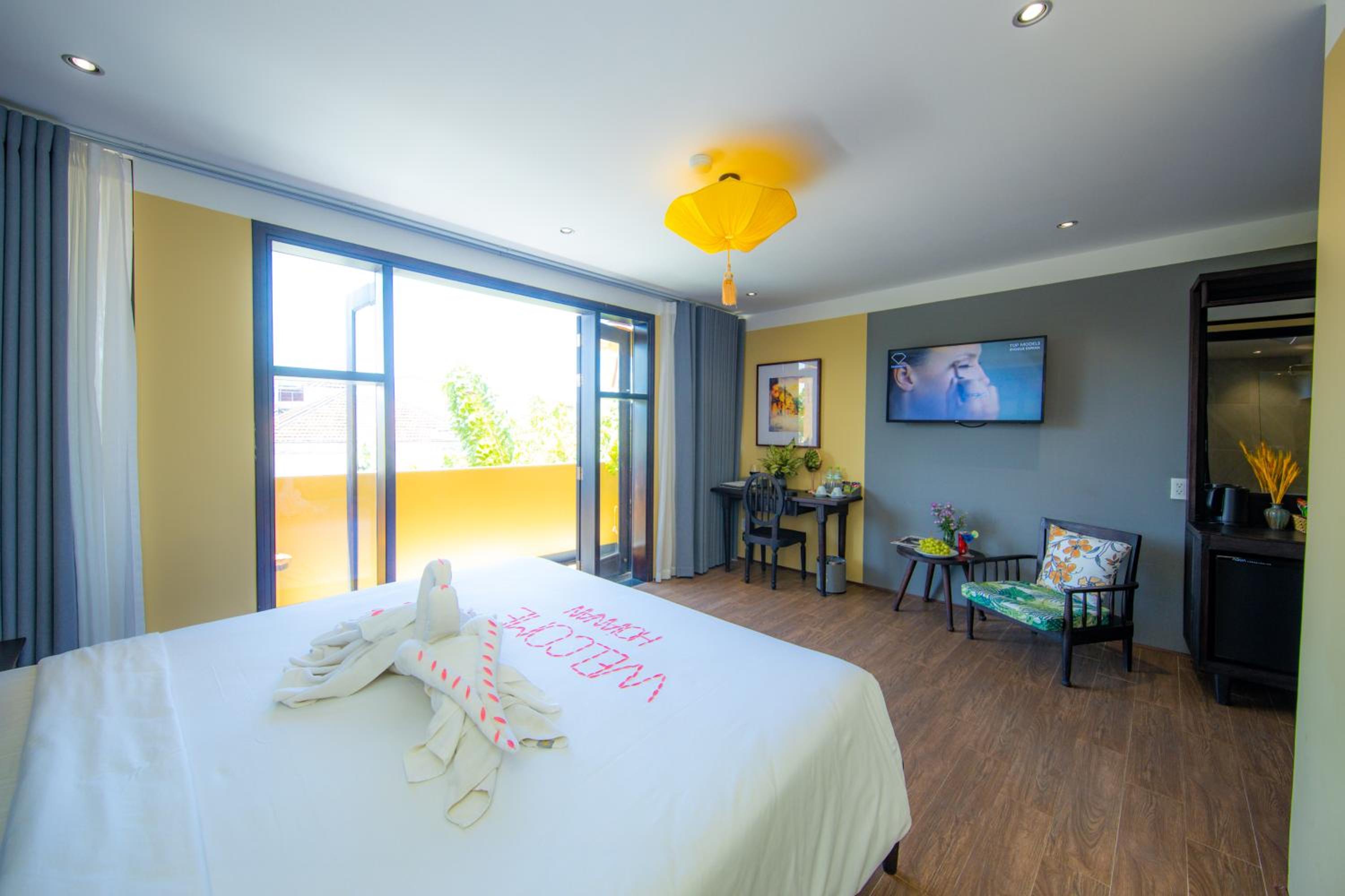 Deluxe Double Room with Balcony - Photo 2