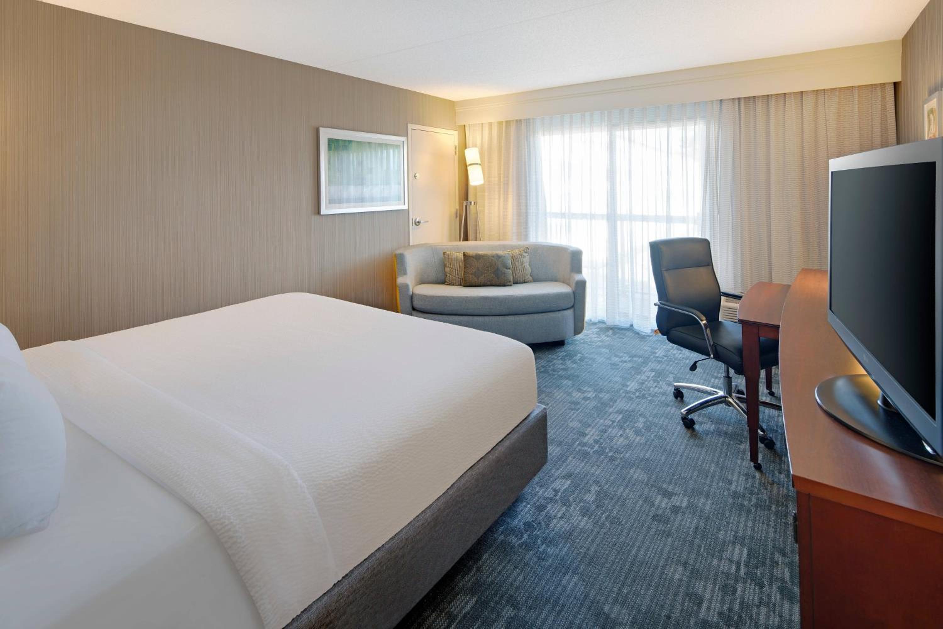 King Room with Sofa Bed - Photo 1