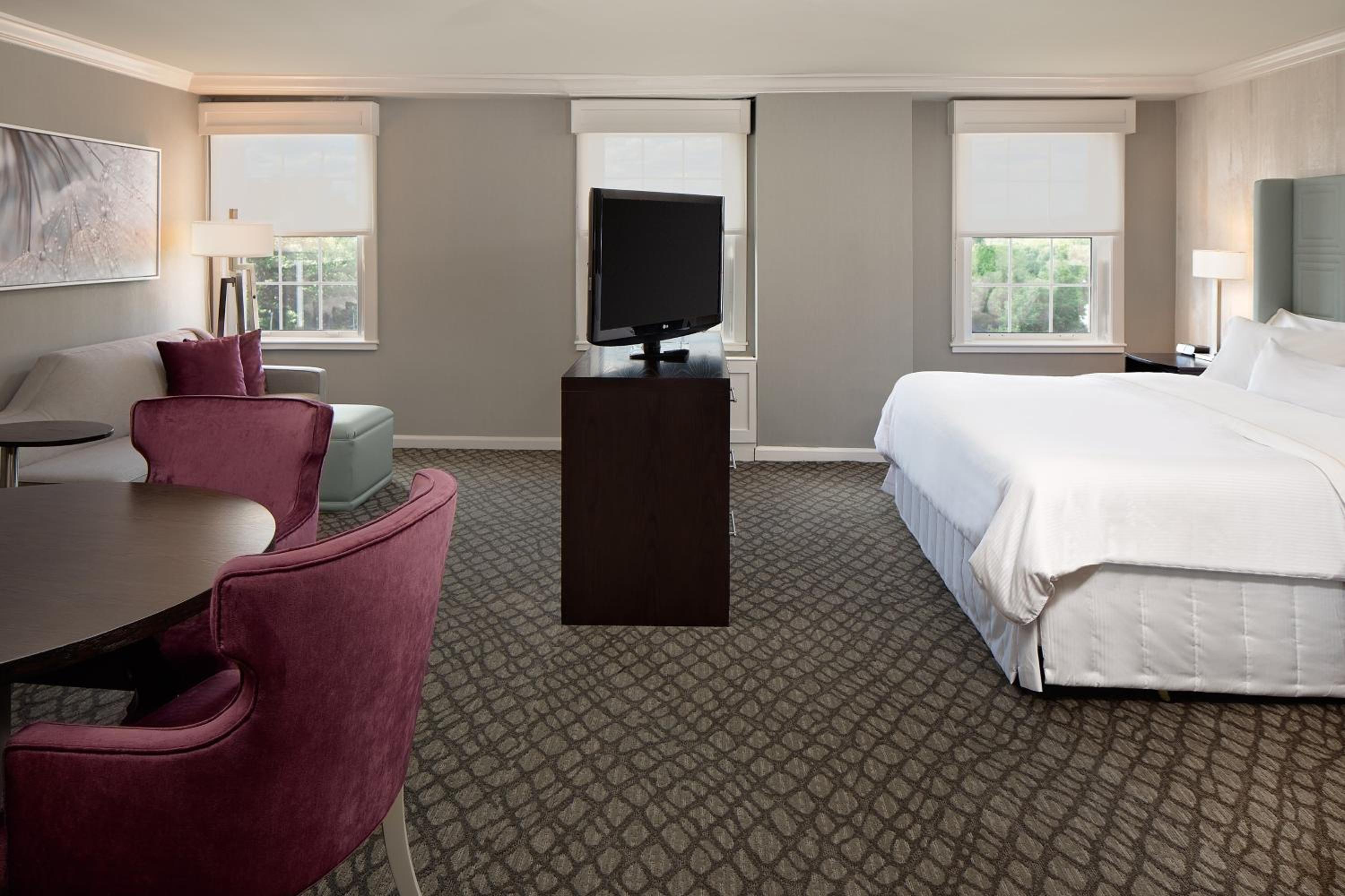 Deluxe King Room - Photo 9