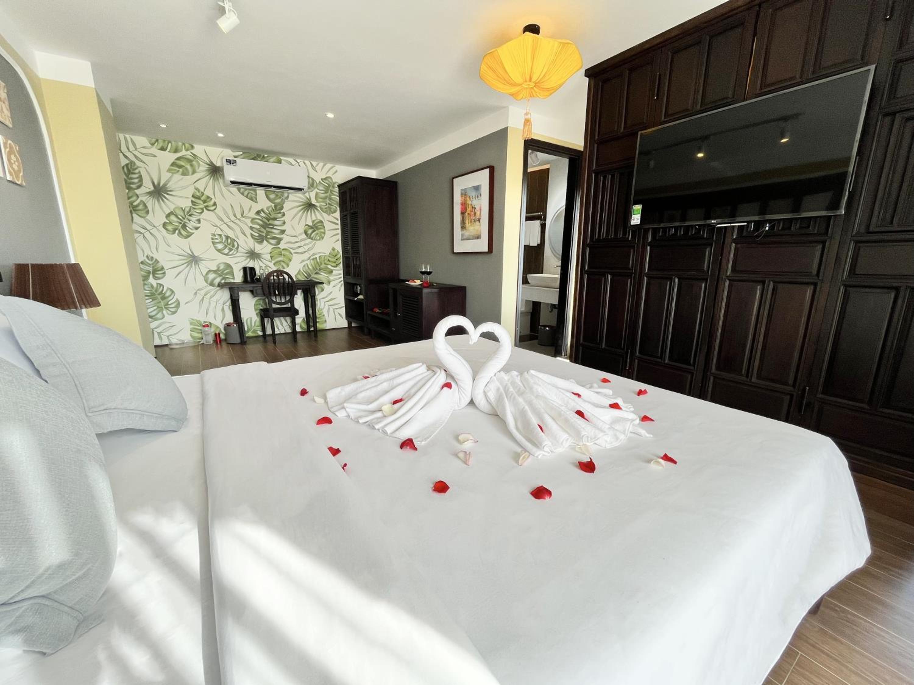 Suite with Balcony - Photo 2