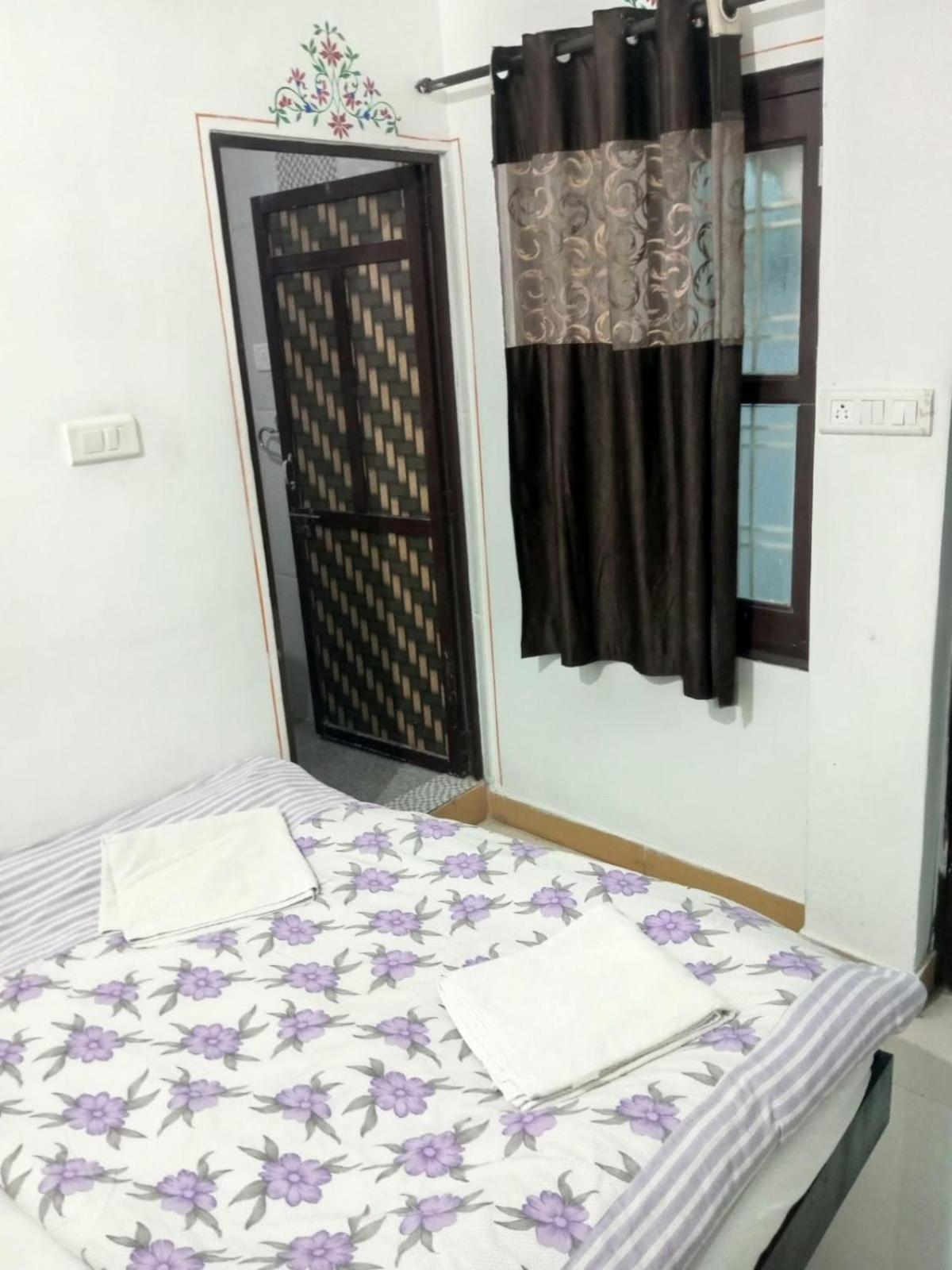 Single Room with Bathroom photo 1