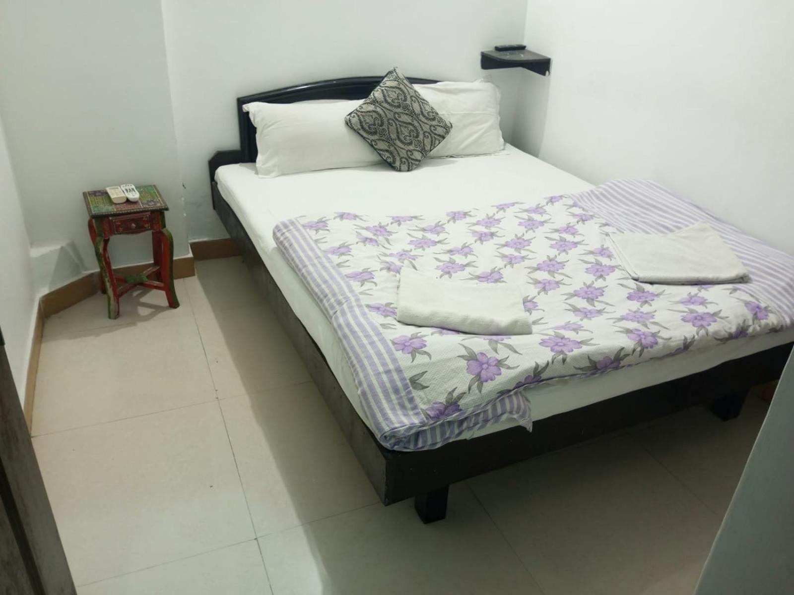 Single Room with Bathroom photo 2