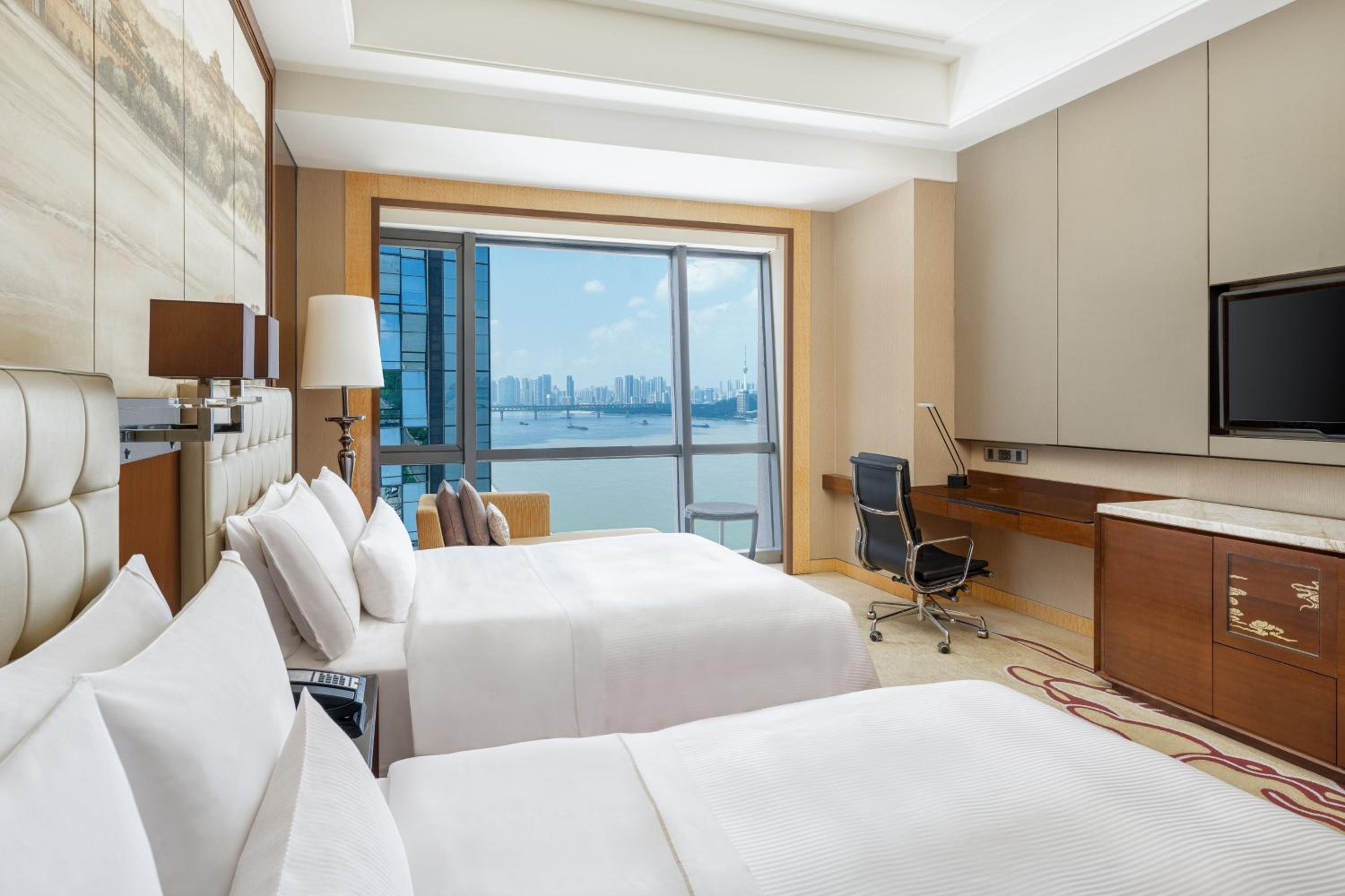 Club Partial River View Twin Non-Smoking With Executive Lounge Access