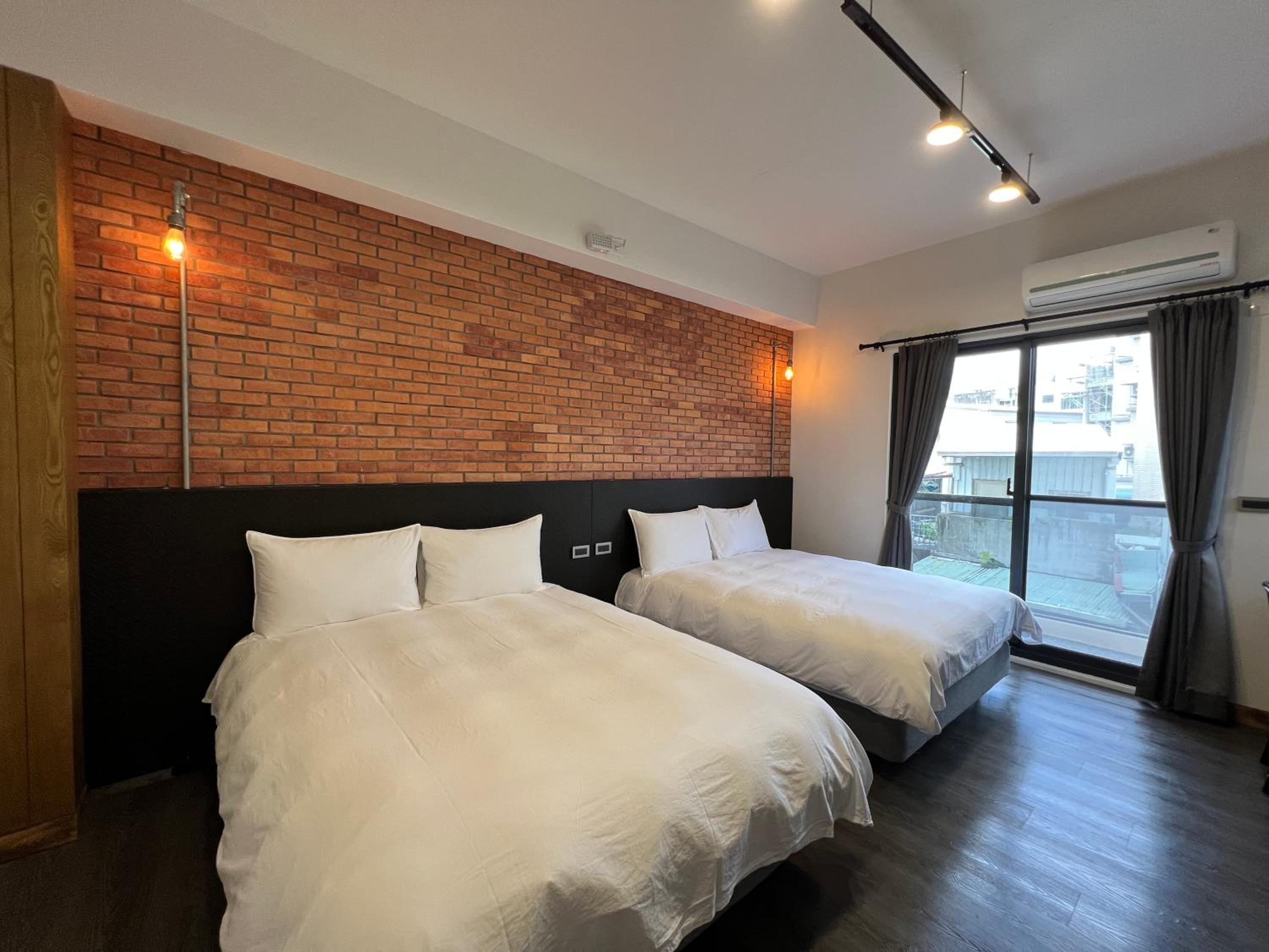 Quadruple Room with Private Bathroom photo 2