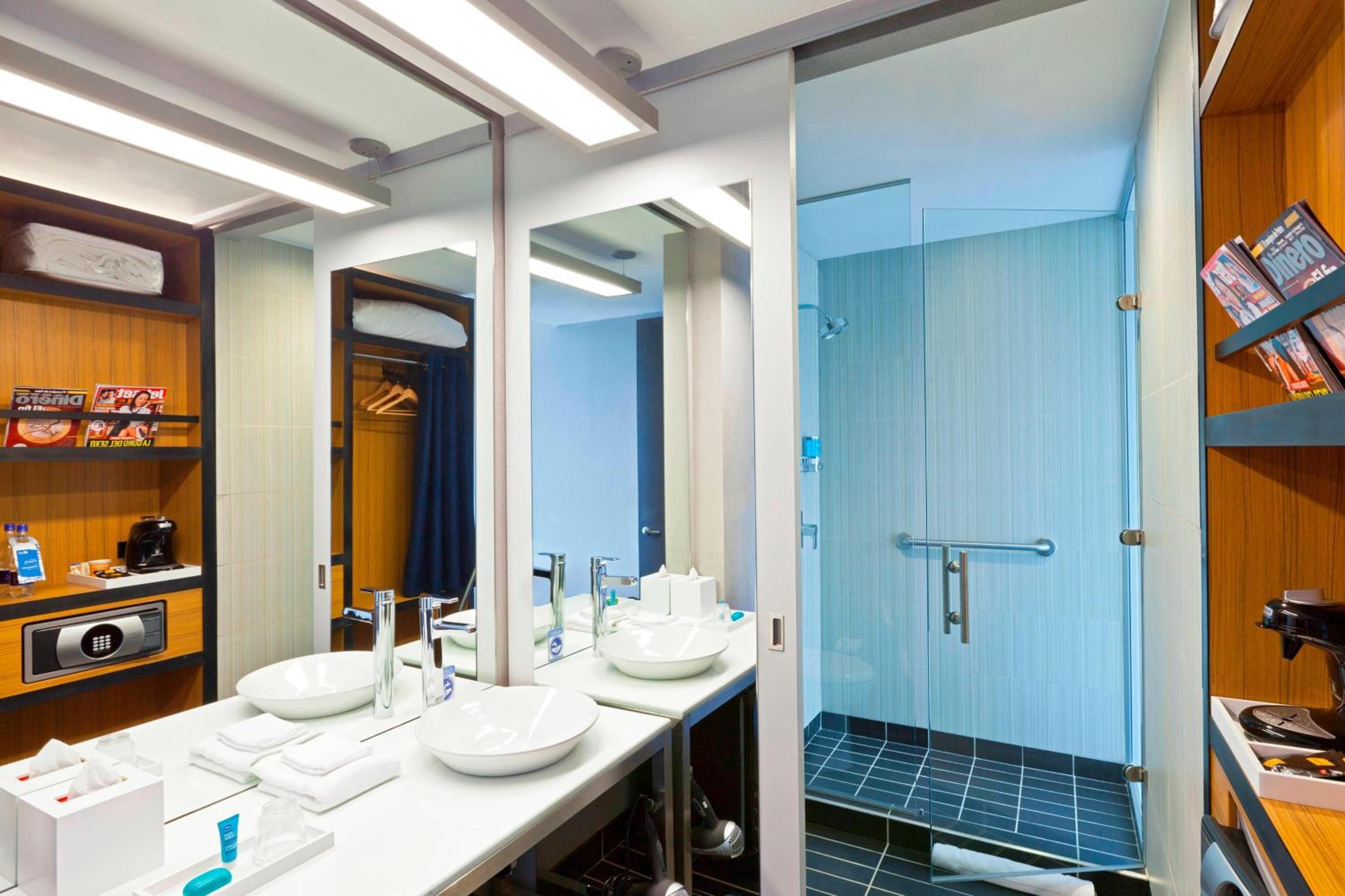 Aloft Guest Room, Guest room, 1 King - Photo 7