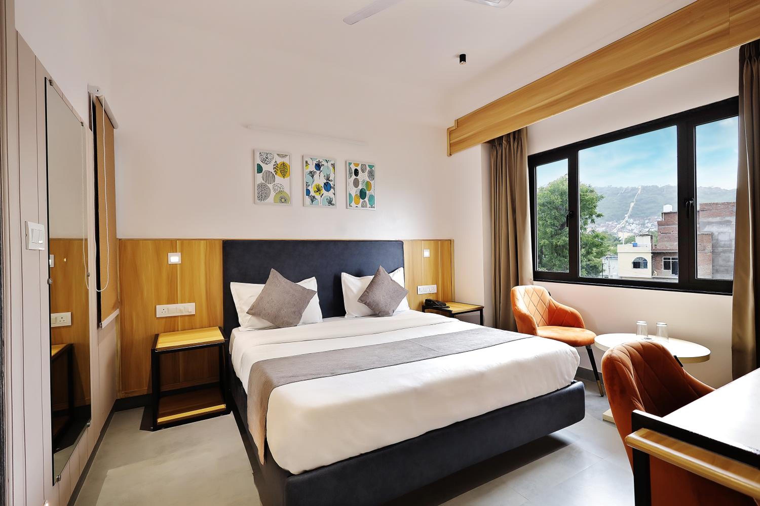 Deluxe Queen Room