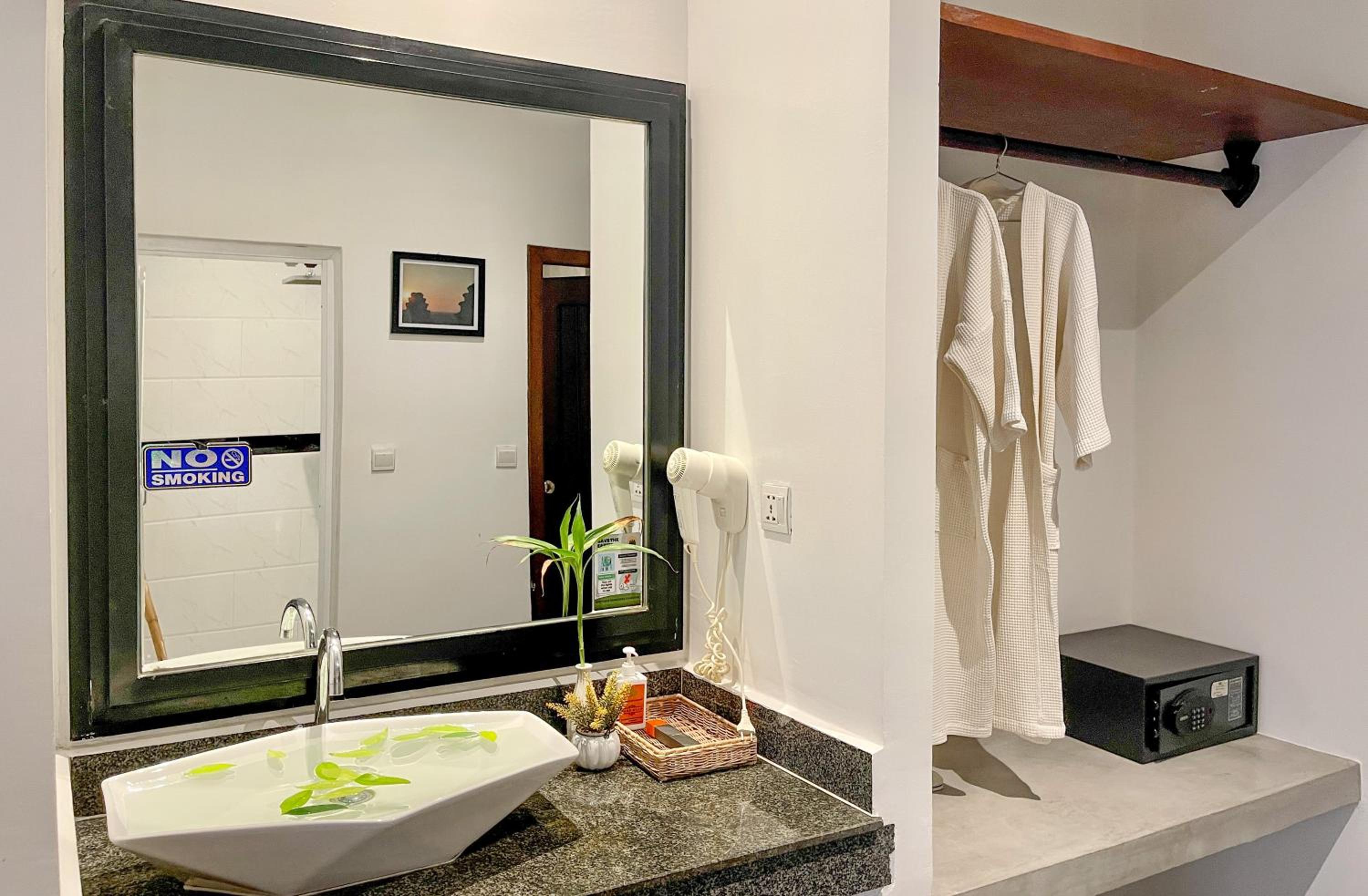 Cabana Double With Balcony - Free Pick Up - Photo 10