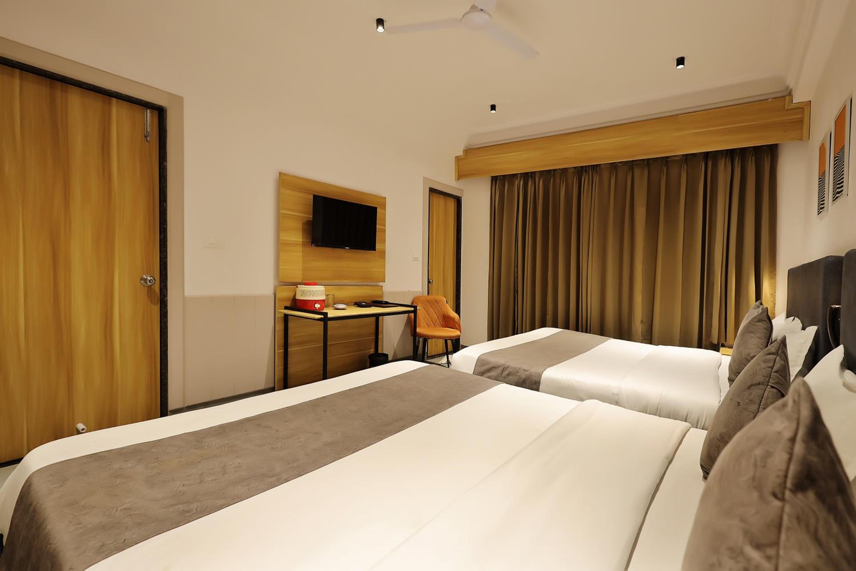 Deluxe Family Room