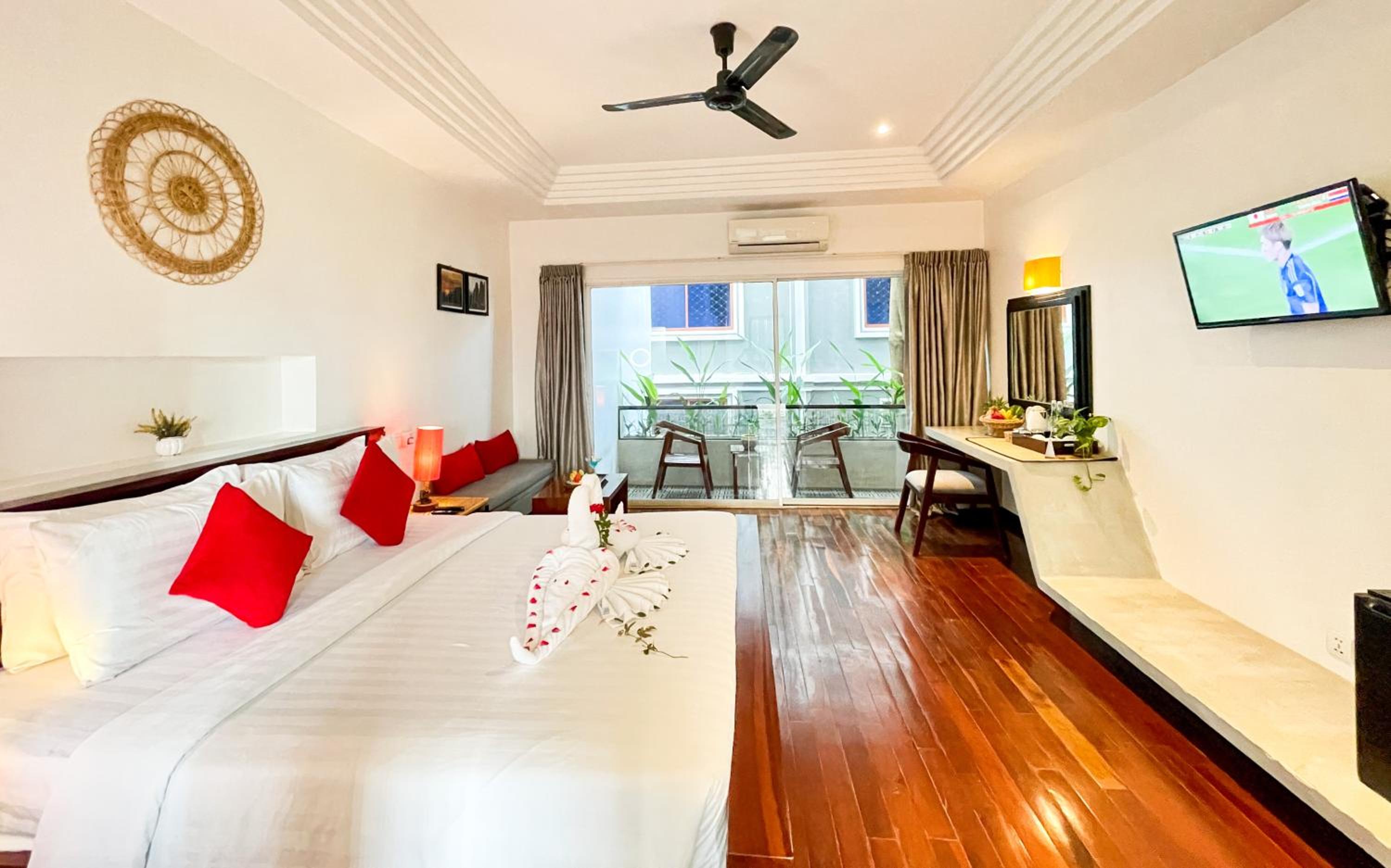 King Suite With Private Balcony - Free Pick Up - Photo 2