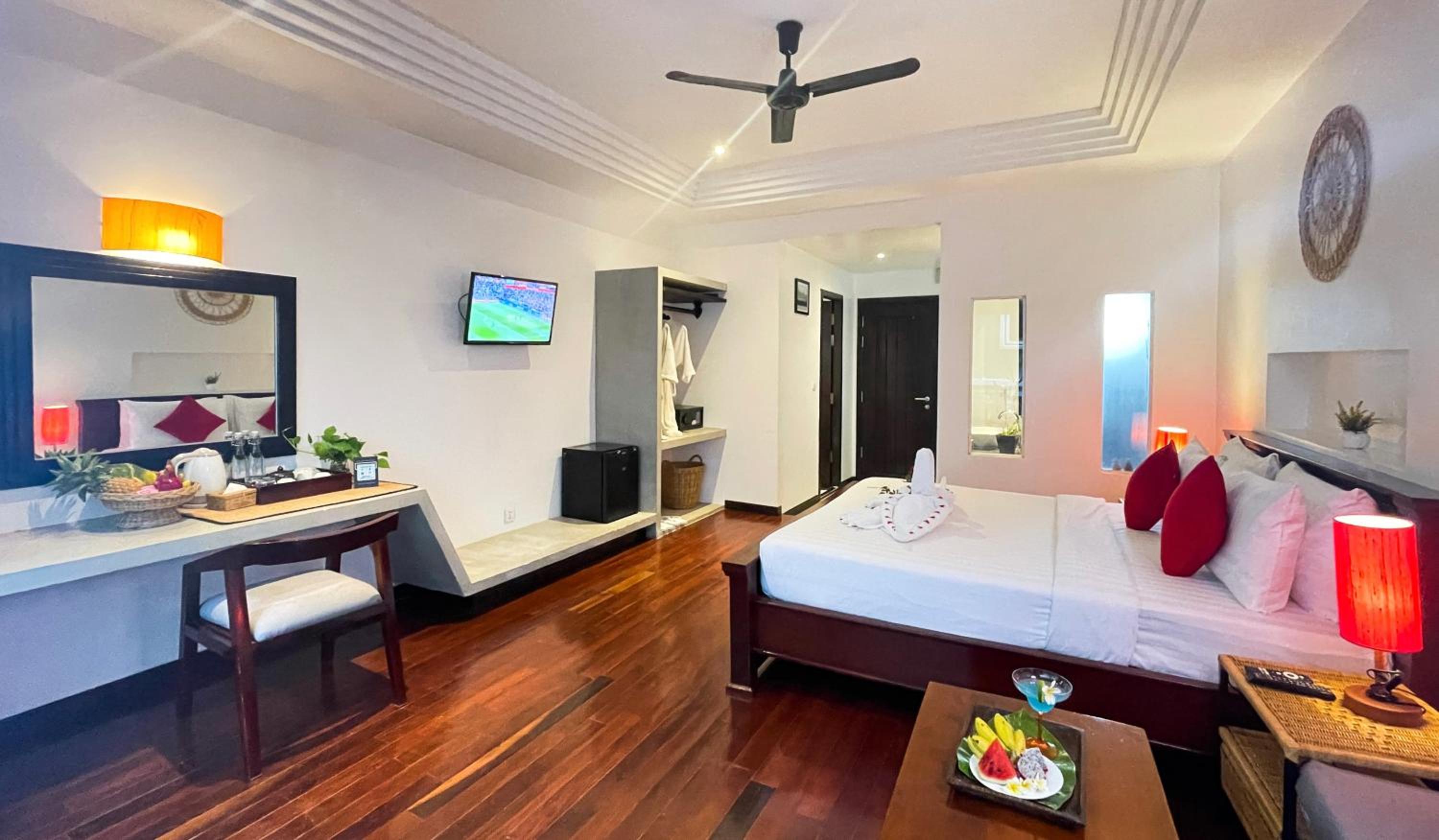 King Suite With Private Balcony - Free Pick Up - Photo 7