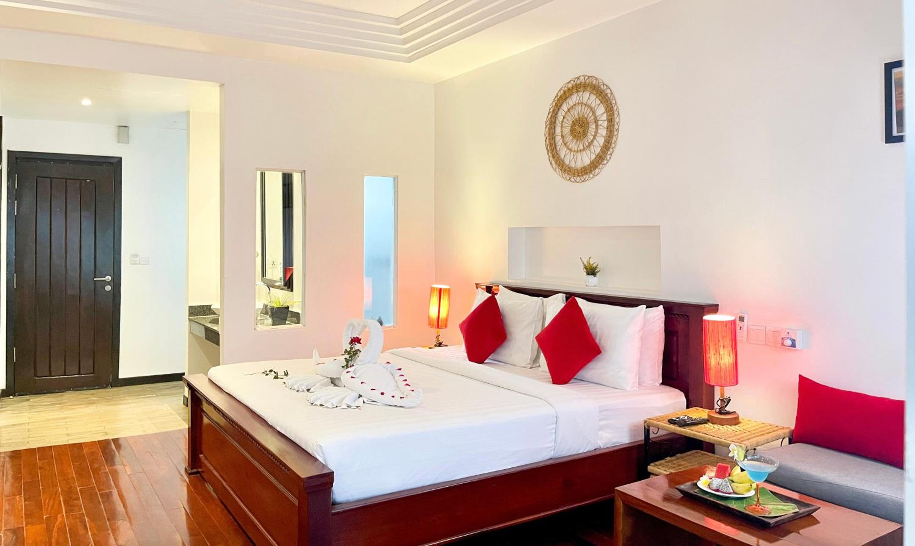 King Suite With Private Balcony - Free Pick Up - Photo 3
