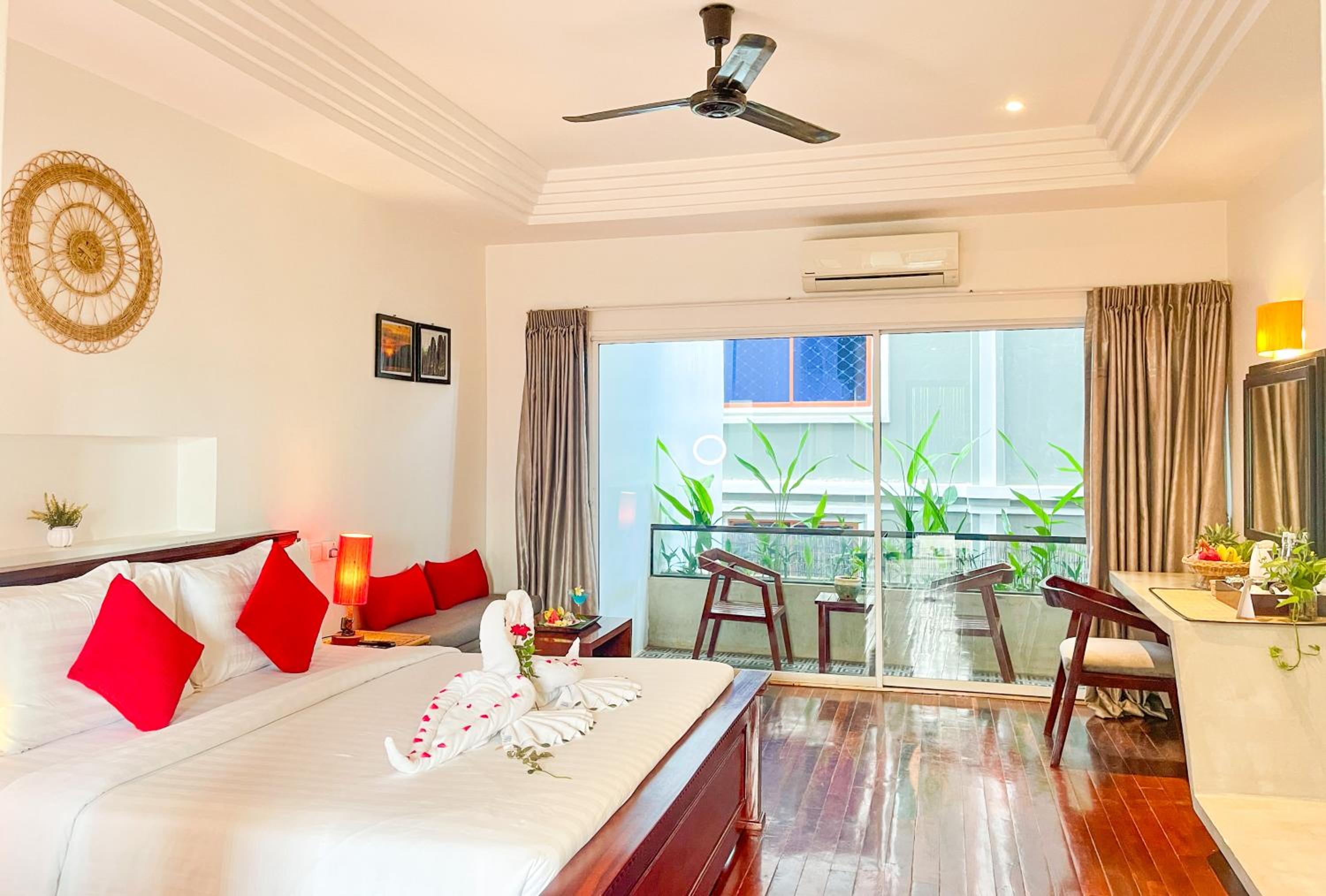 King Suite With Private Balcony - Free Pick Up - Photo 8