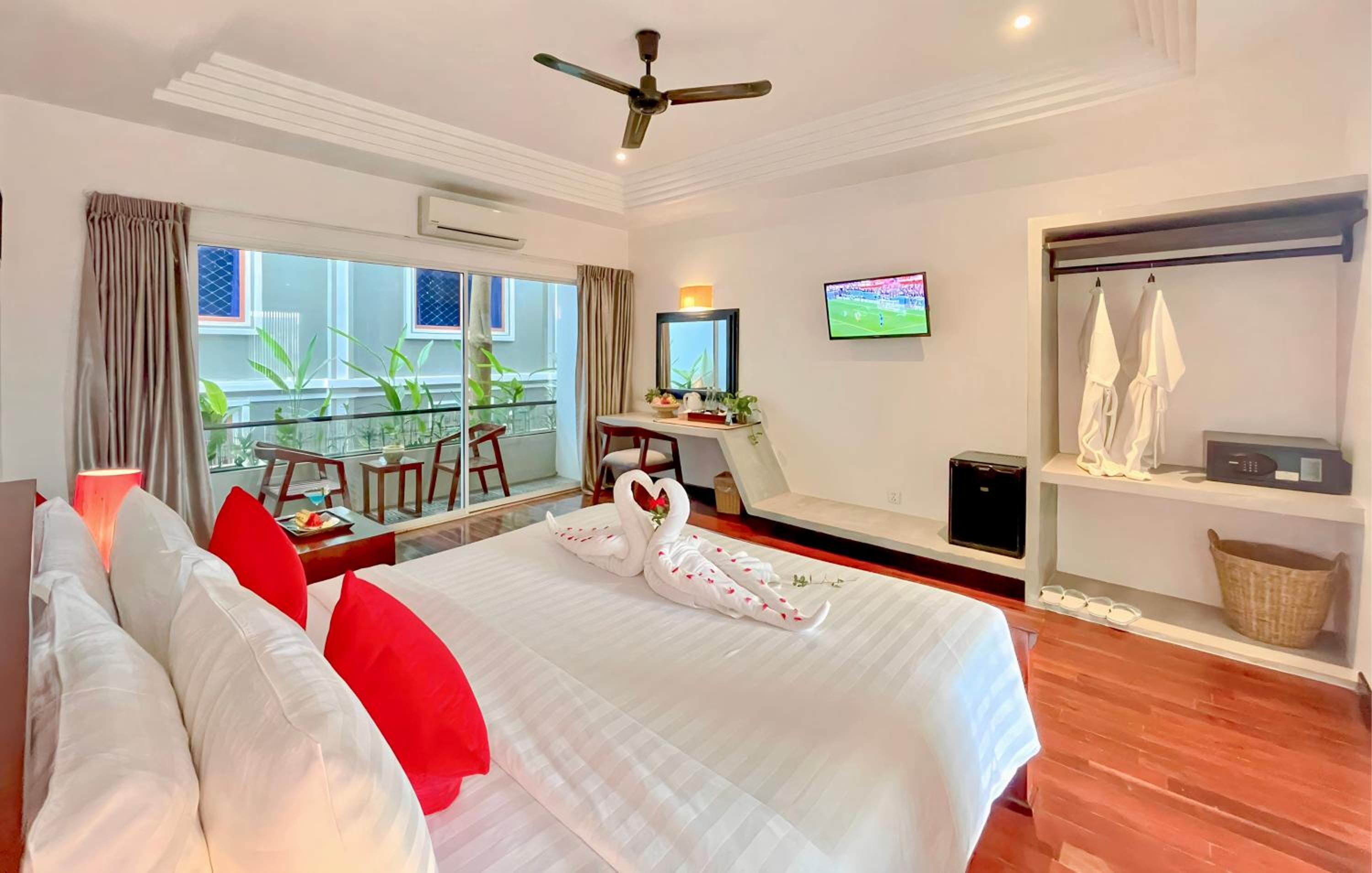 King Suite With Private Balcony - Free Pick Up - Photo 9