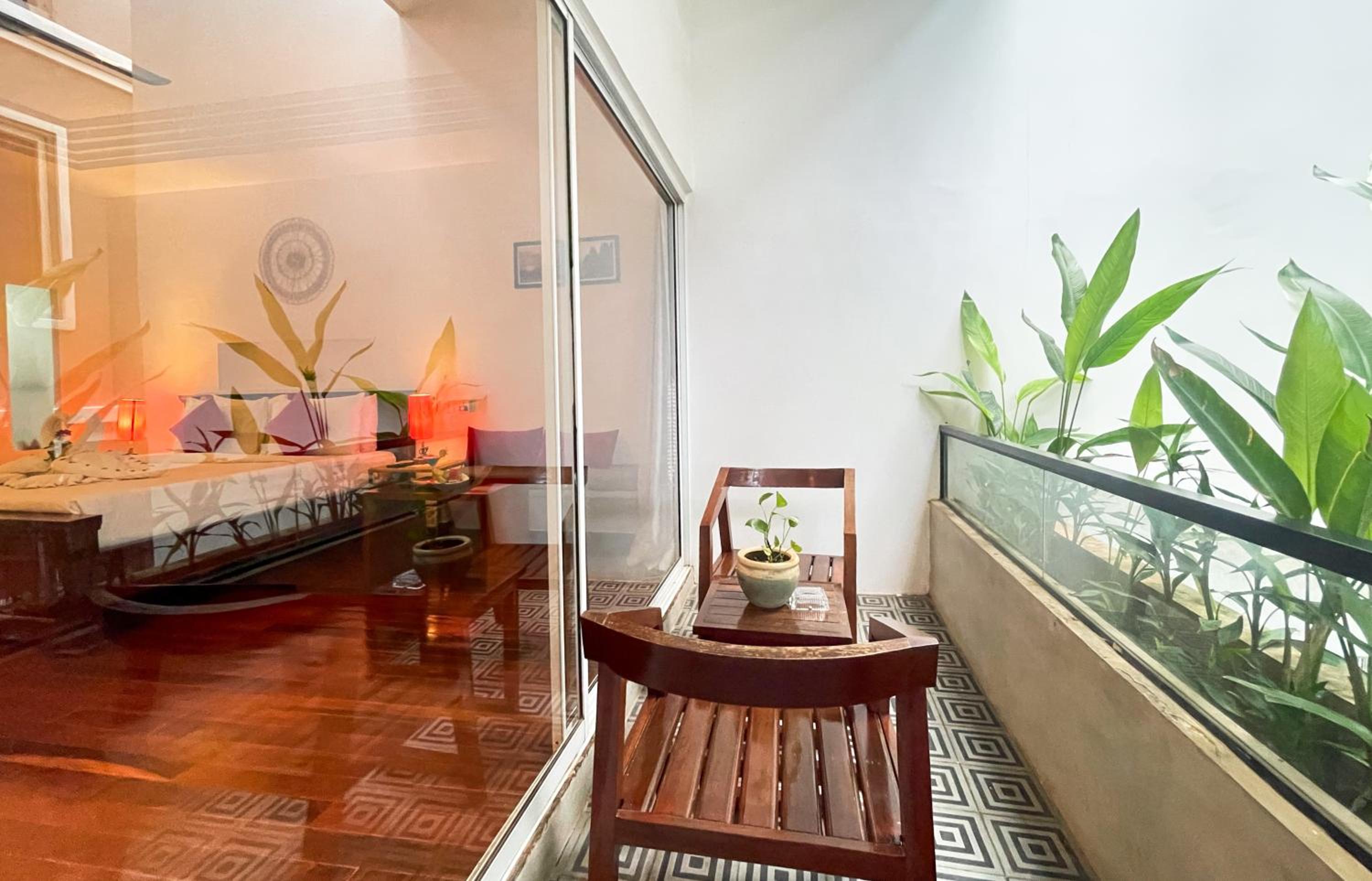 King Suite With Private Balcony - Free Pick Up - Photo 11