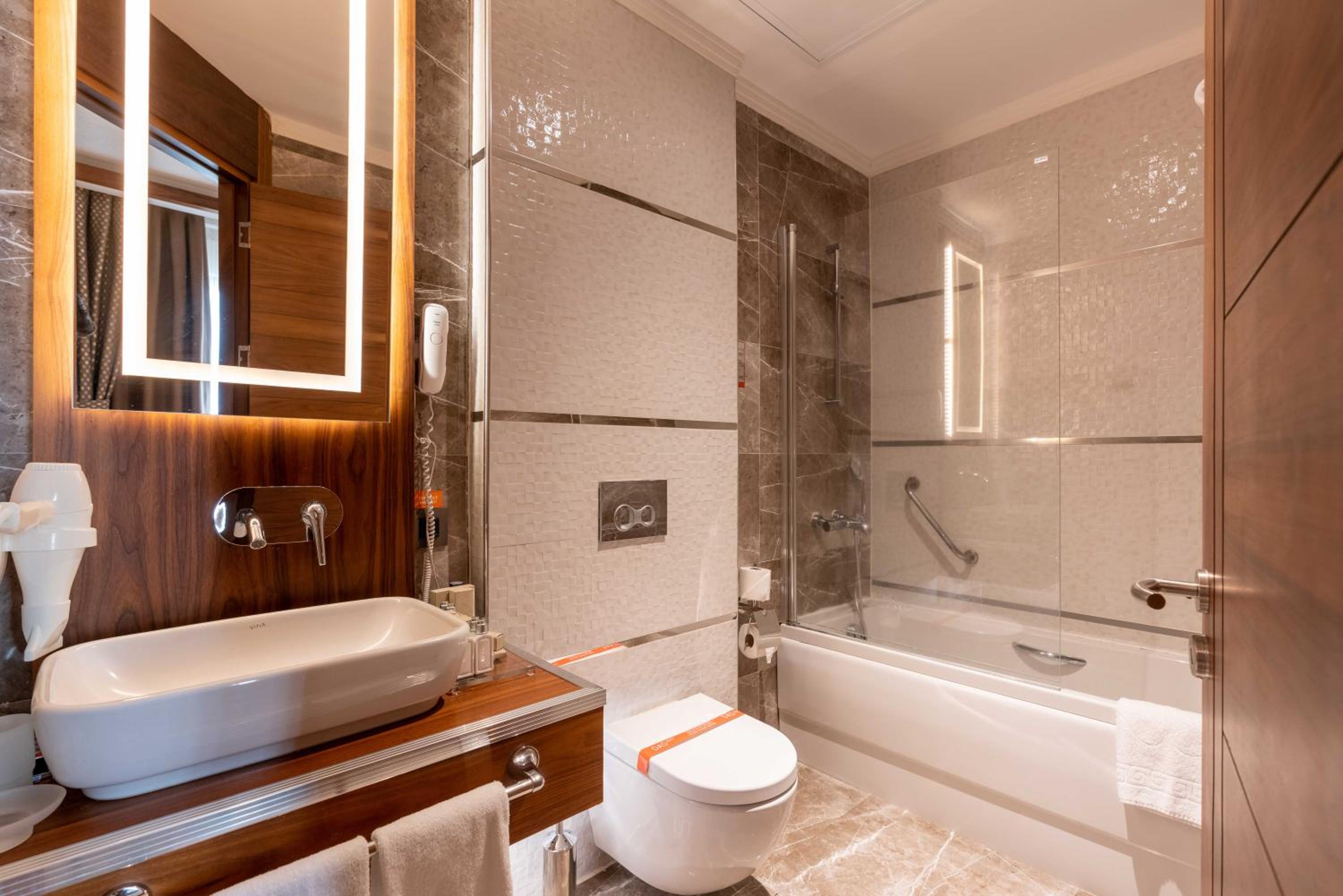 Deluxe Junior Suite photo 2