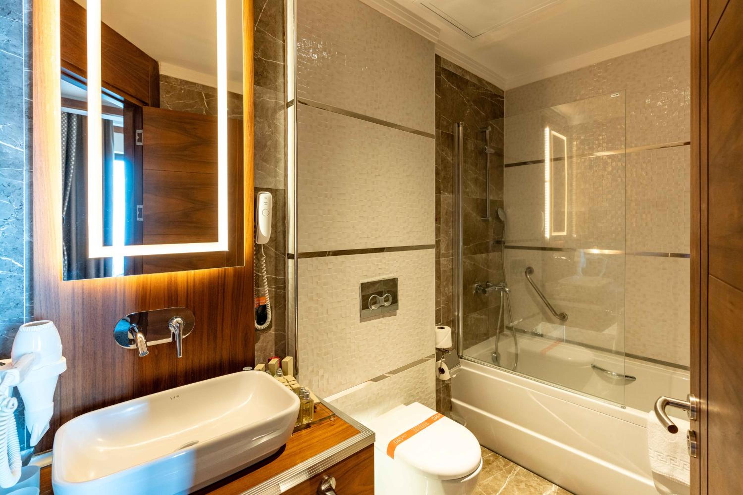 Deluxe Junior Suite photo 3