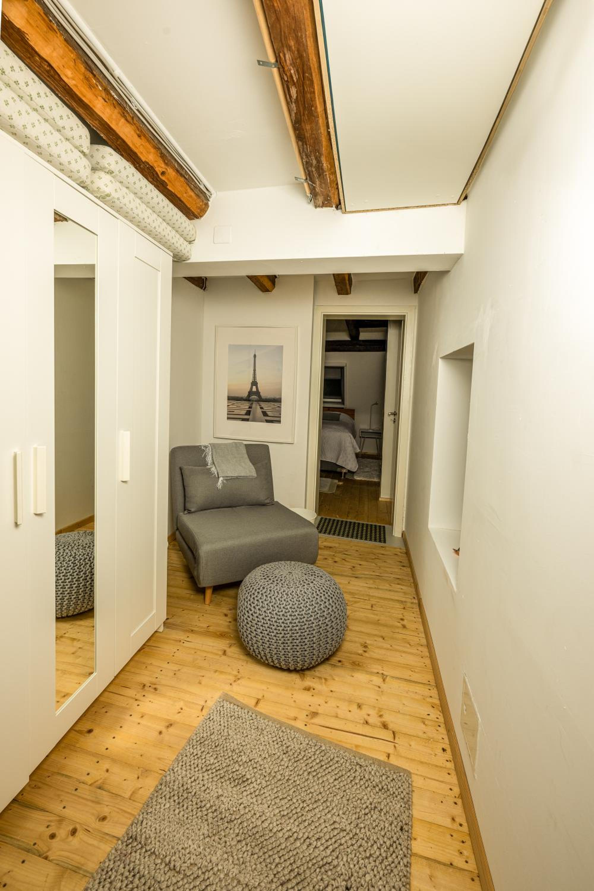 One-Bedroom Apartment photo 1