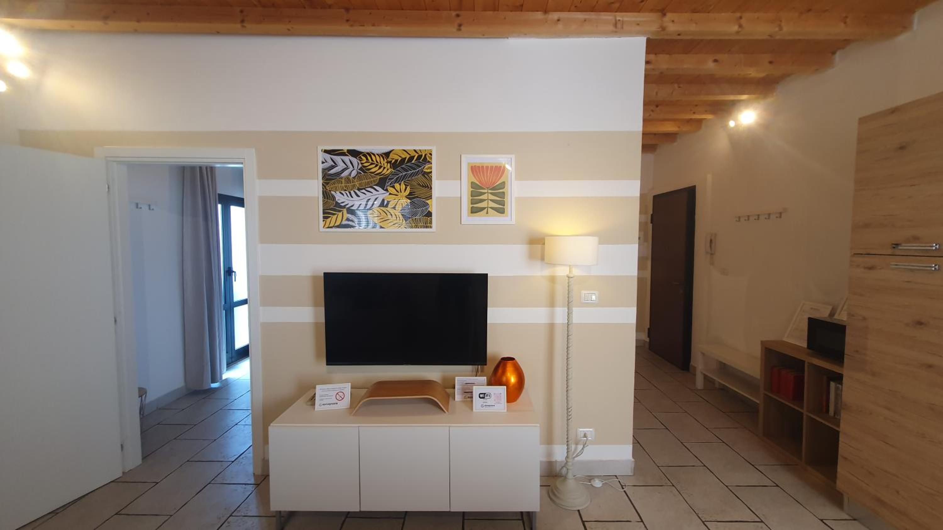 One-Bedroom Apartment photo 1