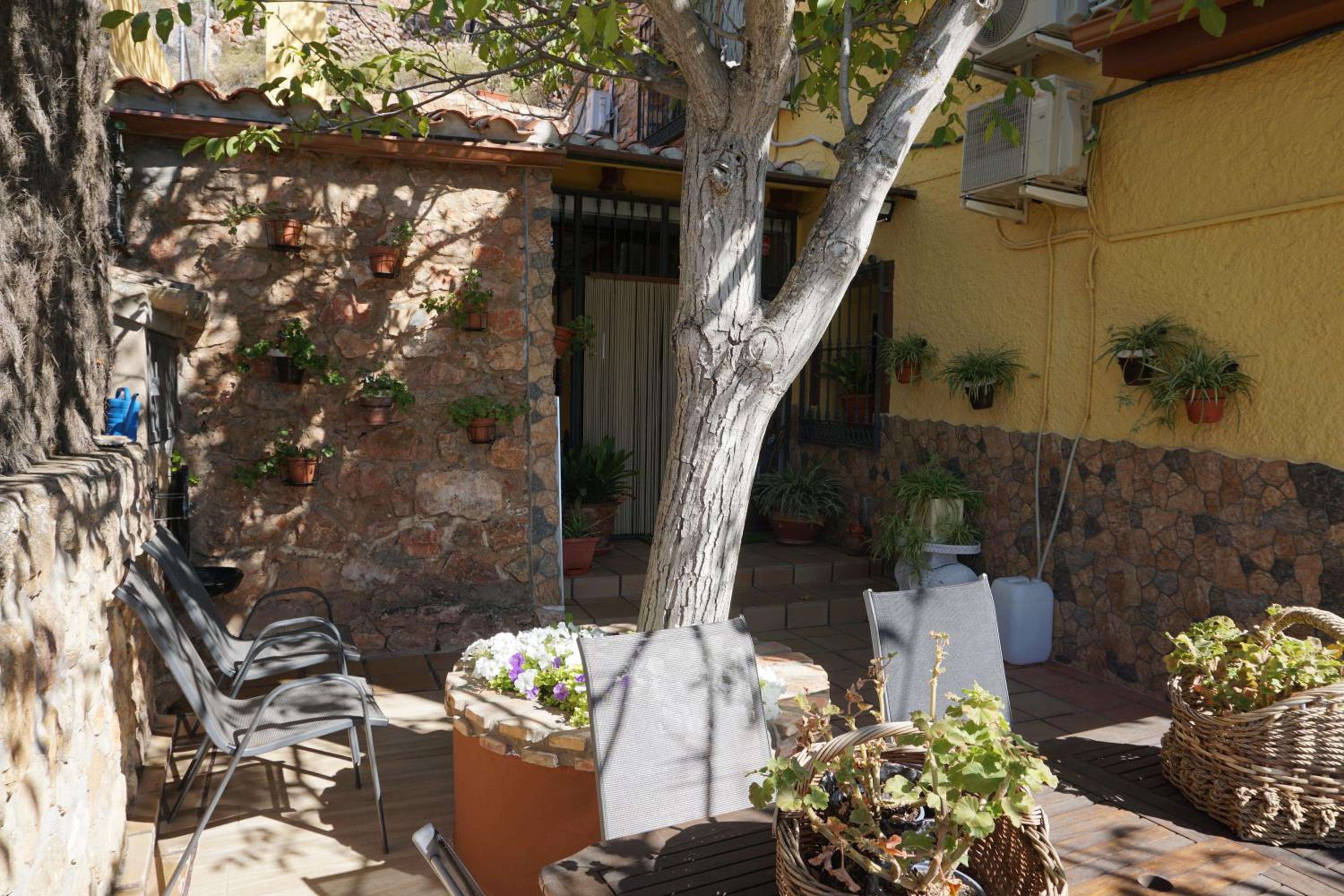 Five-Bedroom House photo 2