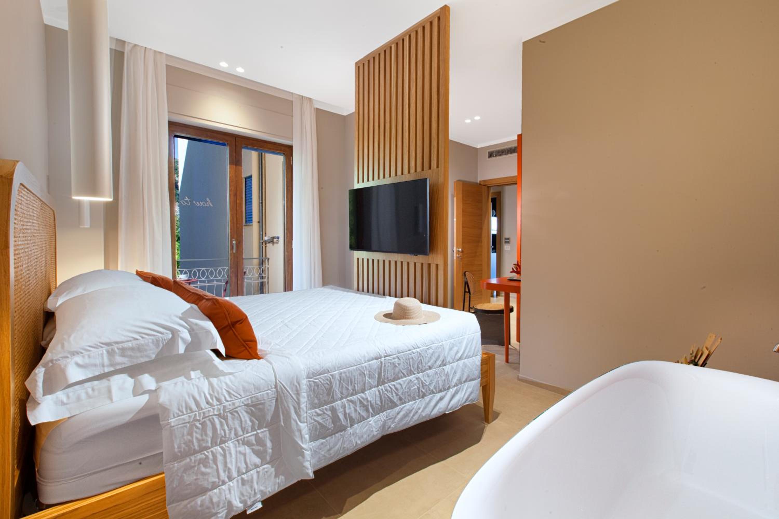 Deluxe Double Room with Balcony - Photo 5