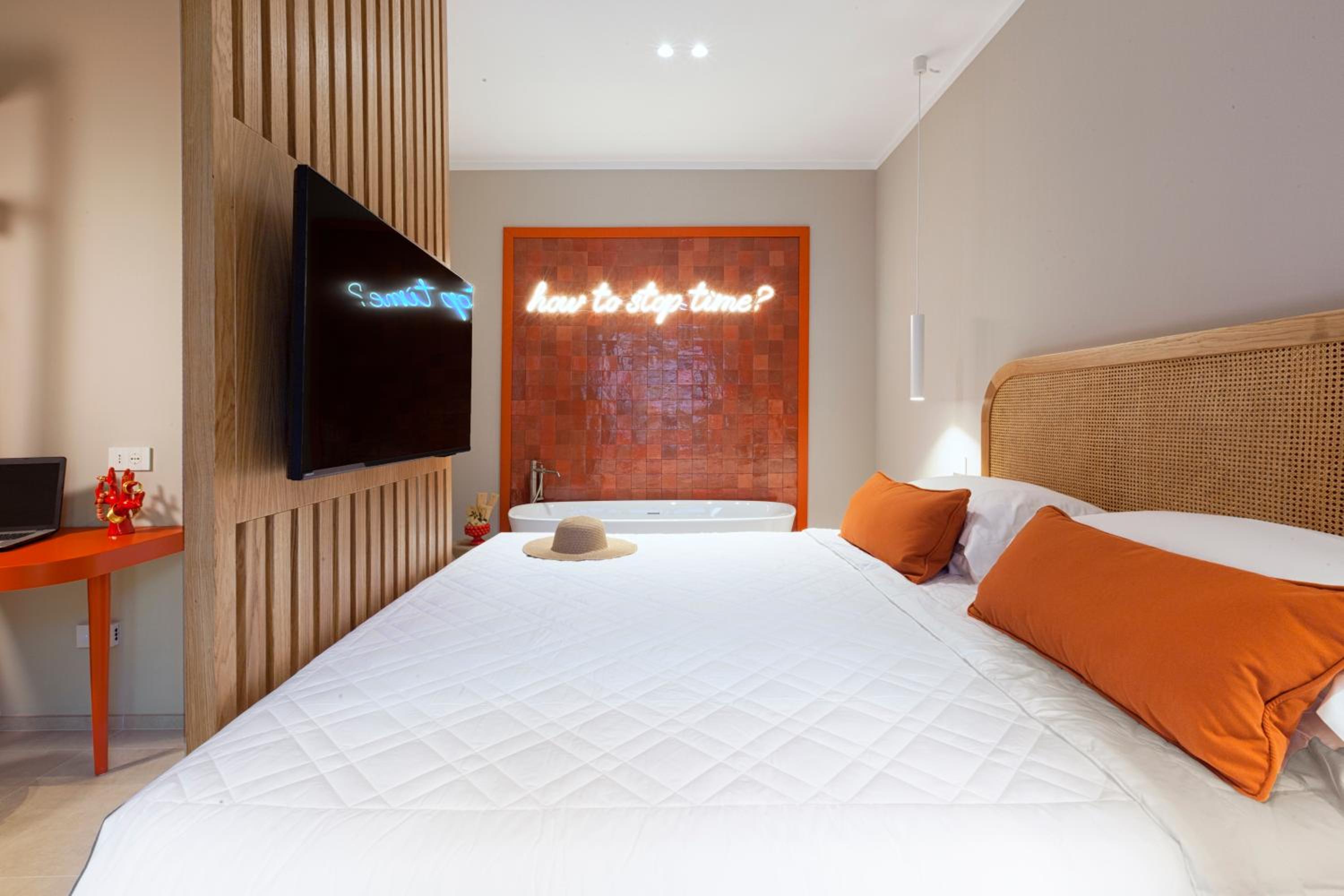 Deluxe Double Room with Balcony - Photo 6
