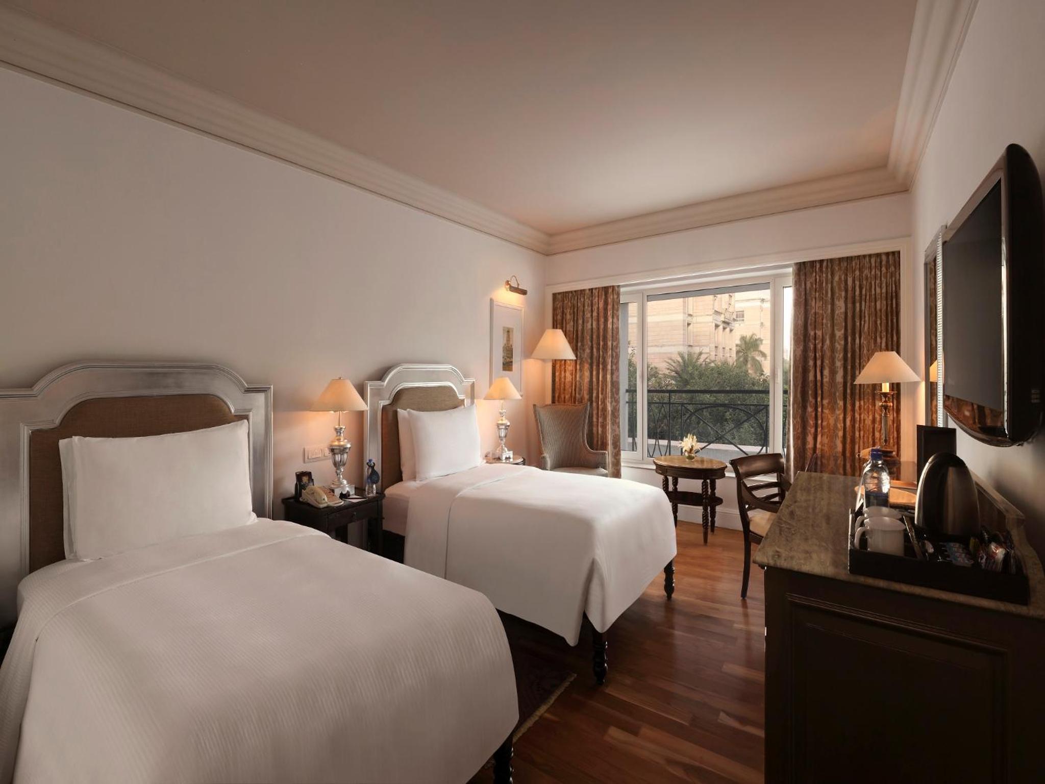 Twin Room with Pool View - Photo 3