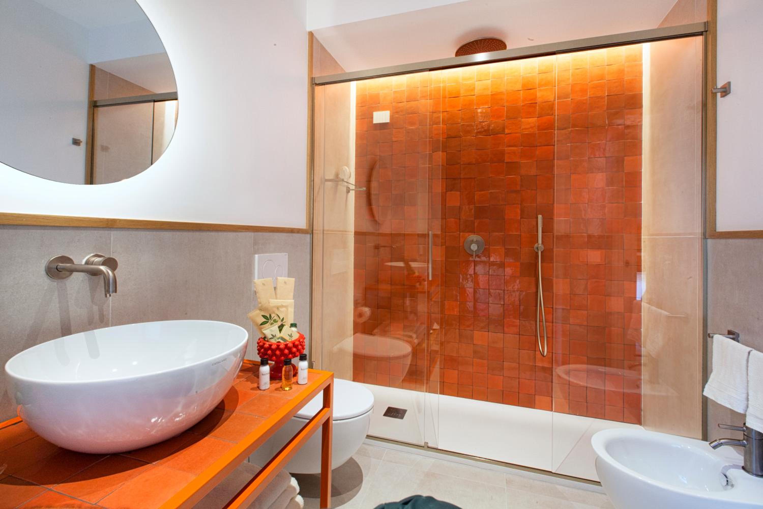 Deluxe Double Room with Balcony - Photo 8