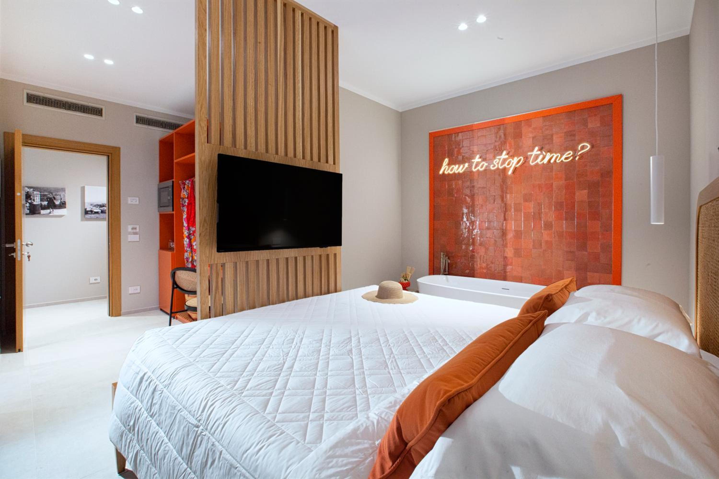 Deluxe Double Room with Balcony - Photo 9