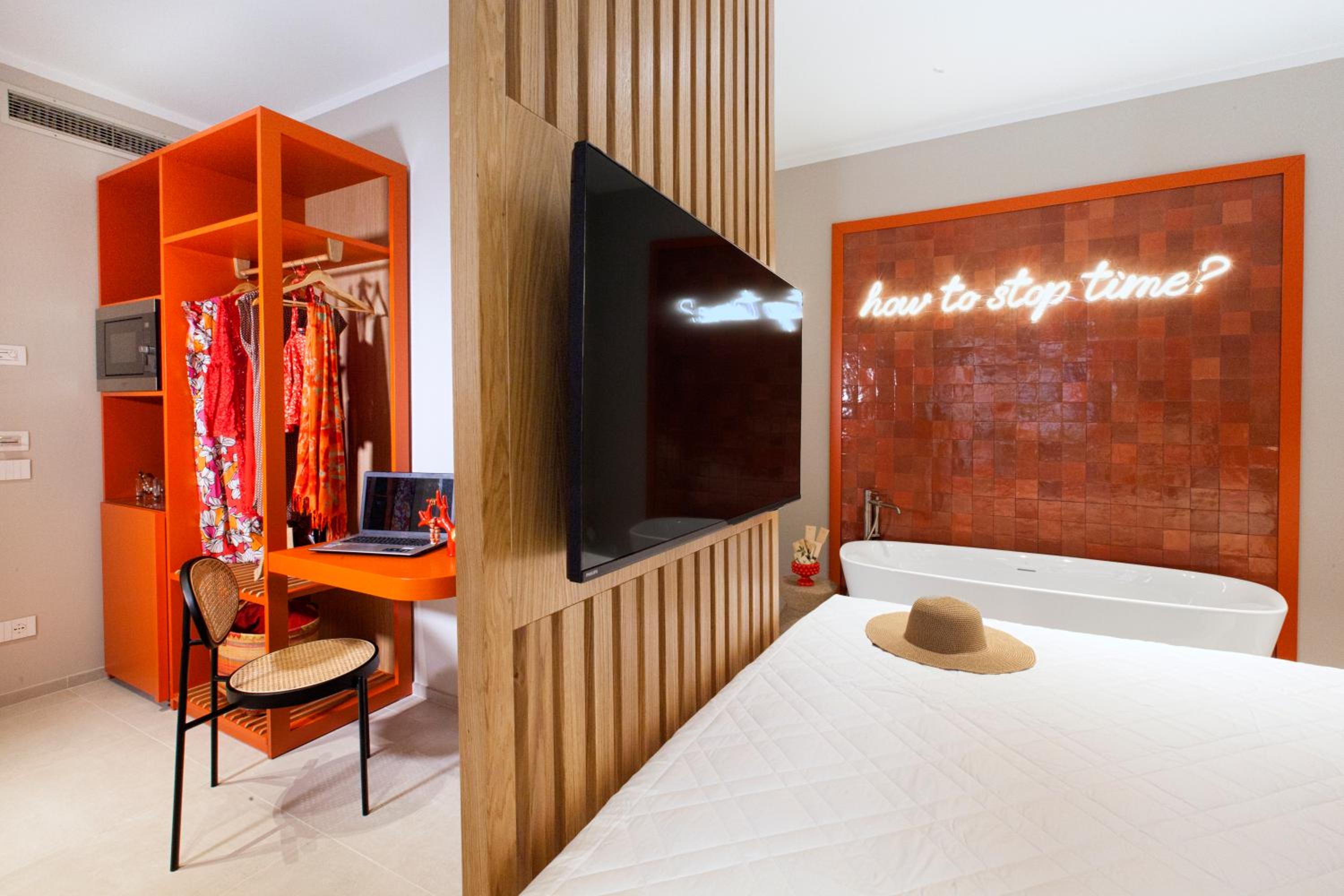 Deluxe Double Room with Balcony - Photo 7