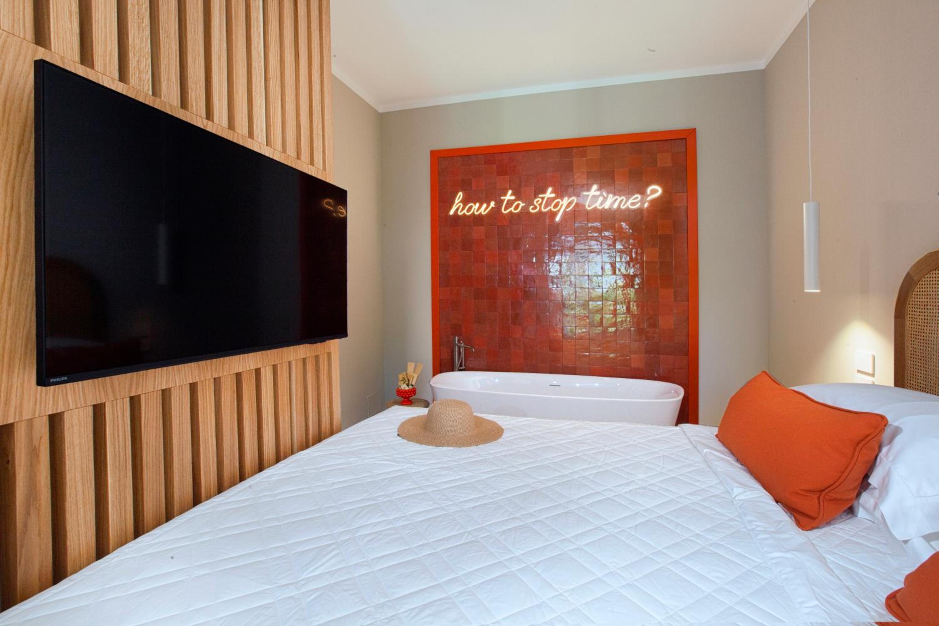 Deluxe Double Room with Balcony - Photo 12