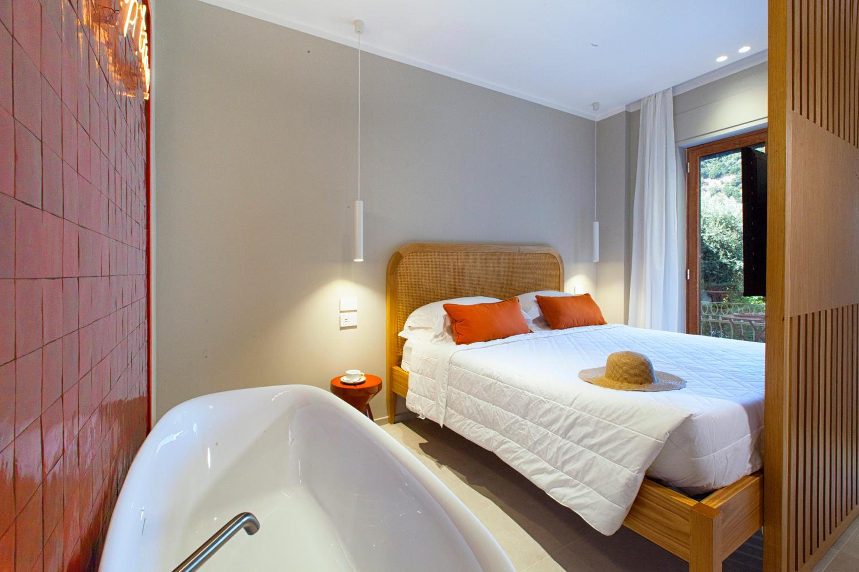 Deluxe Double Room with Balcony - Photo 10