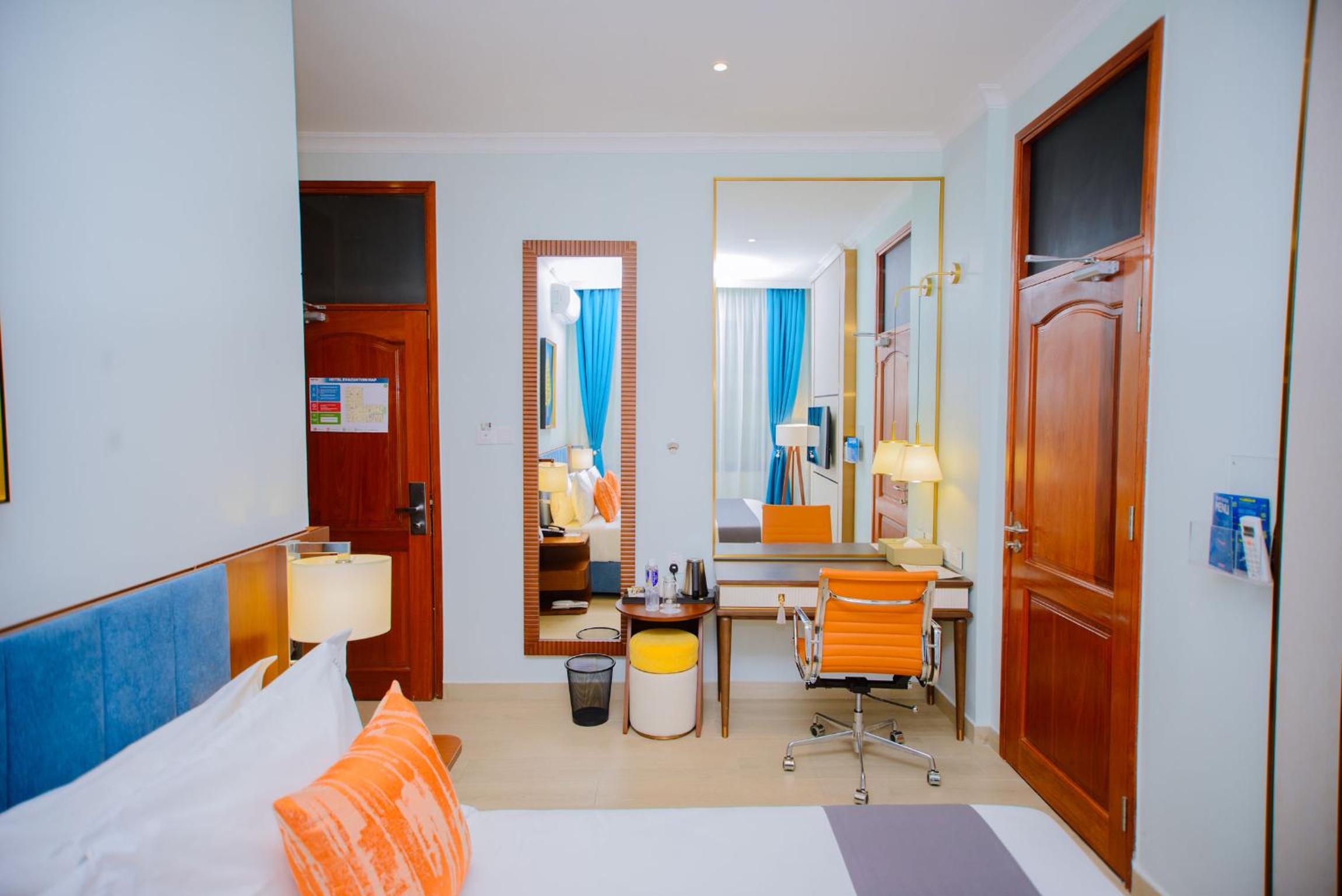 Standard King Room - Non-Smoking  - Photo 17