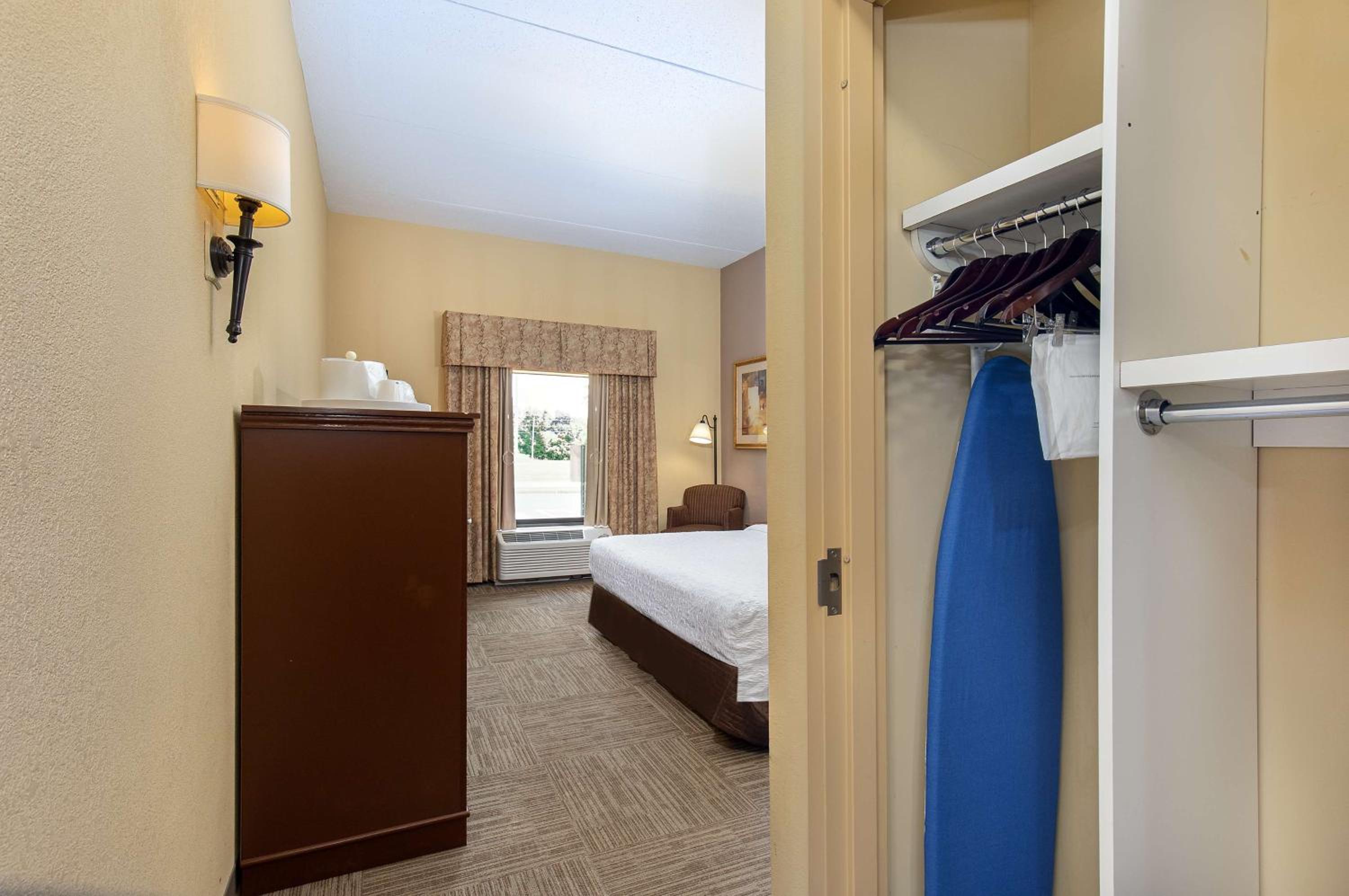King Room with King Bed - Non-Smoking - Photo 4