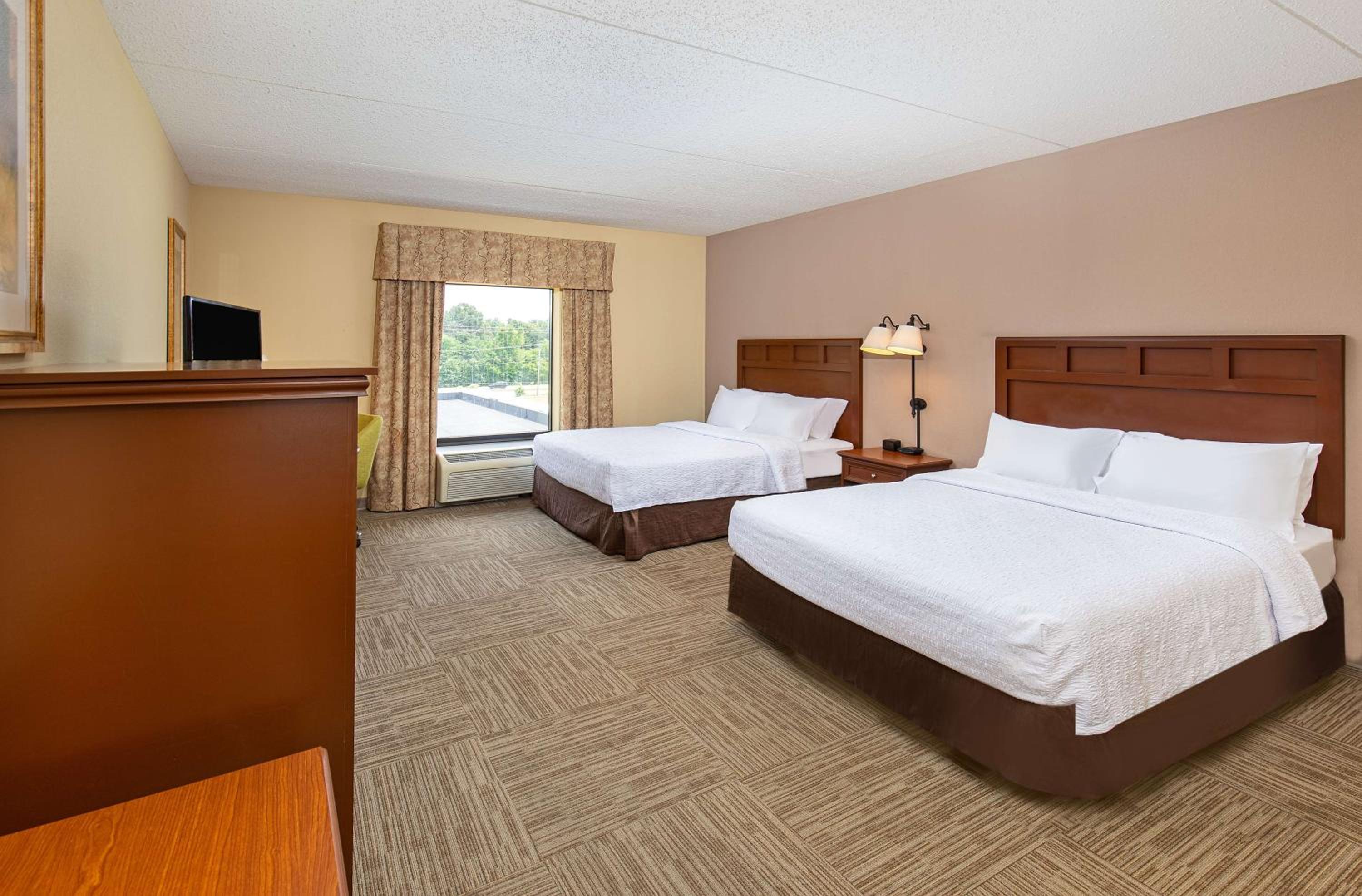 Room with Two Queen Beds - Non-Smoking - Photo 3