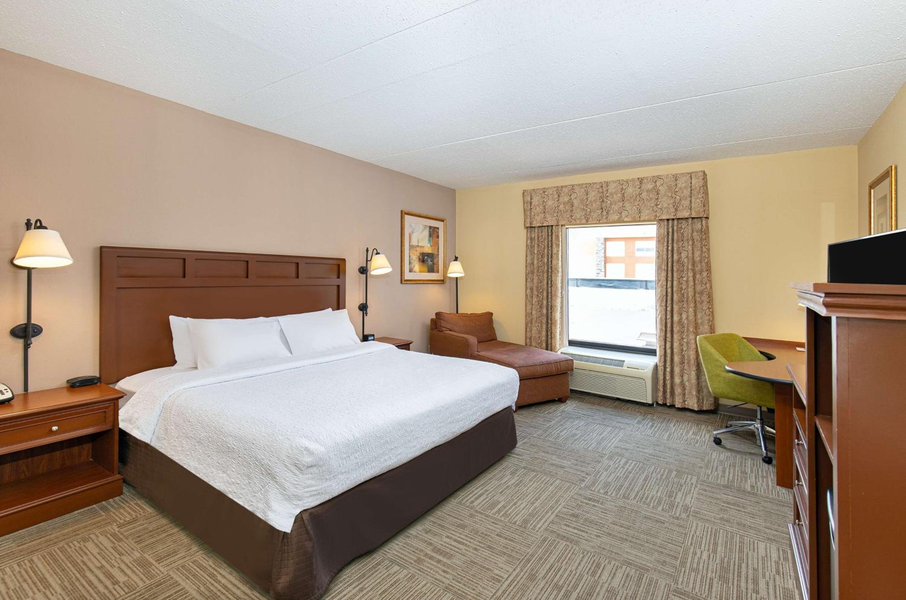 King Room with King Bed - Non-Smoking - Photo 3
