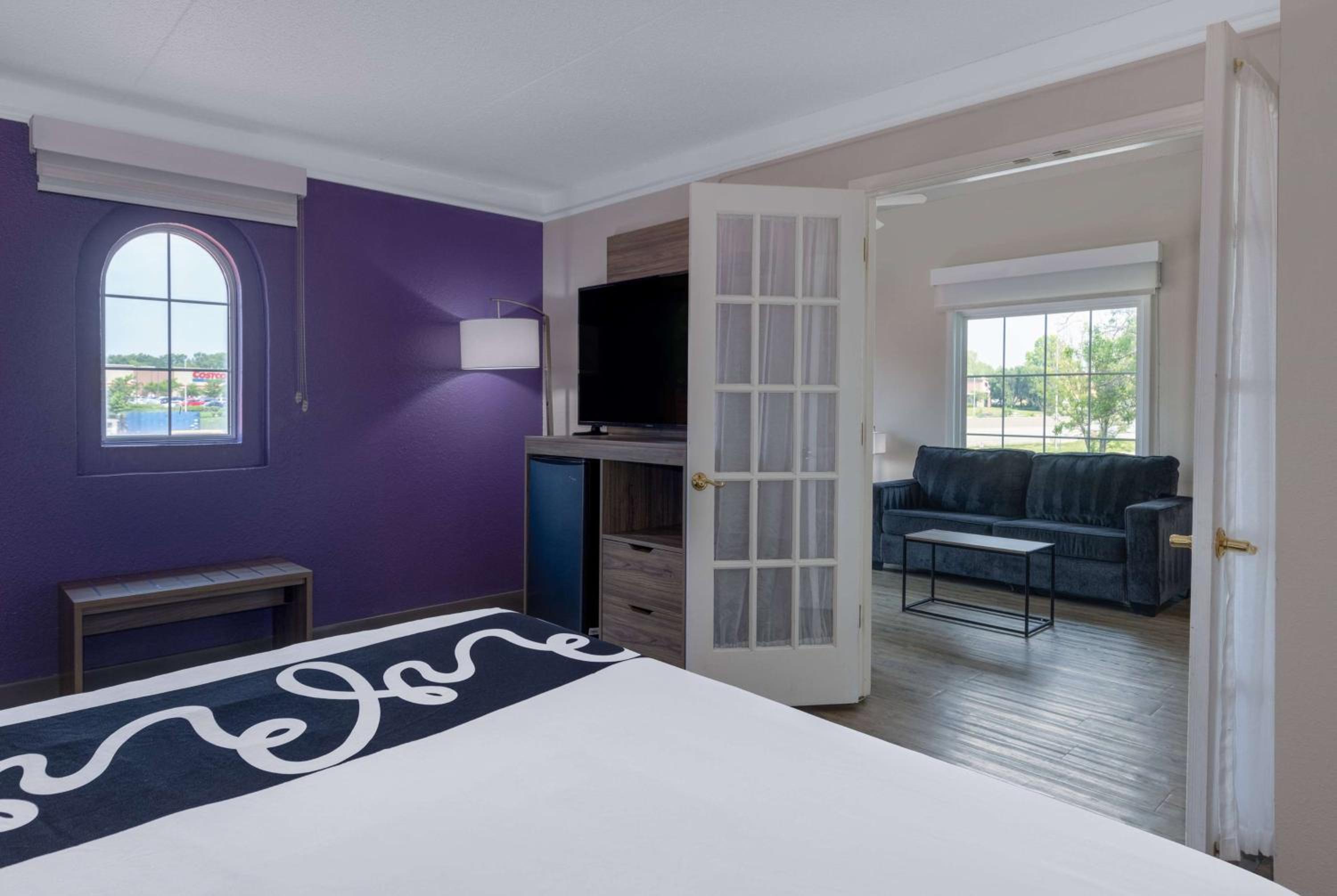 Deluxe King Suite - Non-Smoking - Photo 4