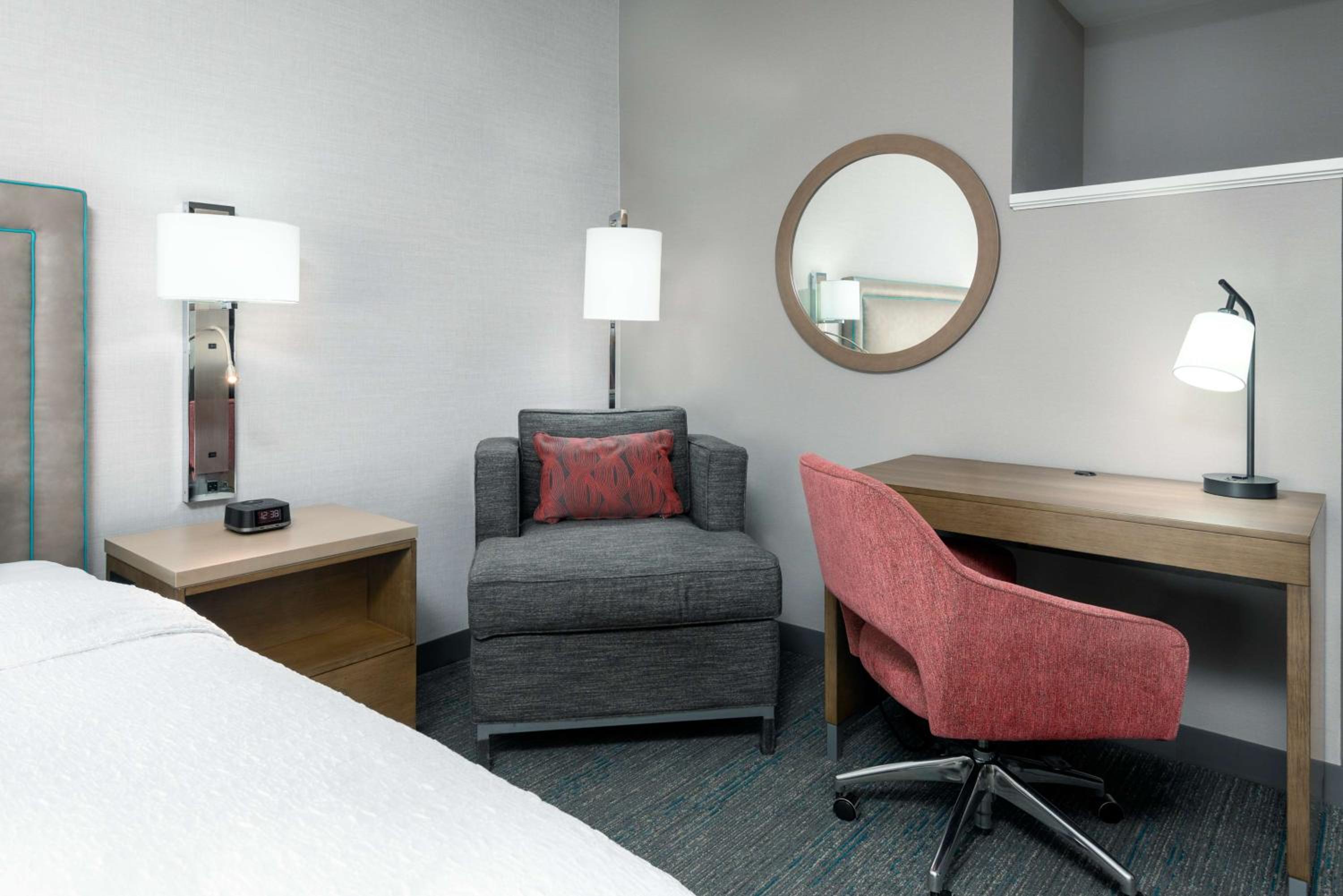 King Room with King Bed - Non-Smoking - Photo 5