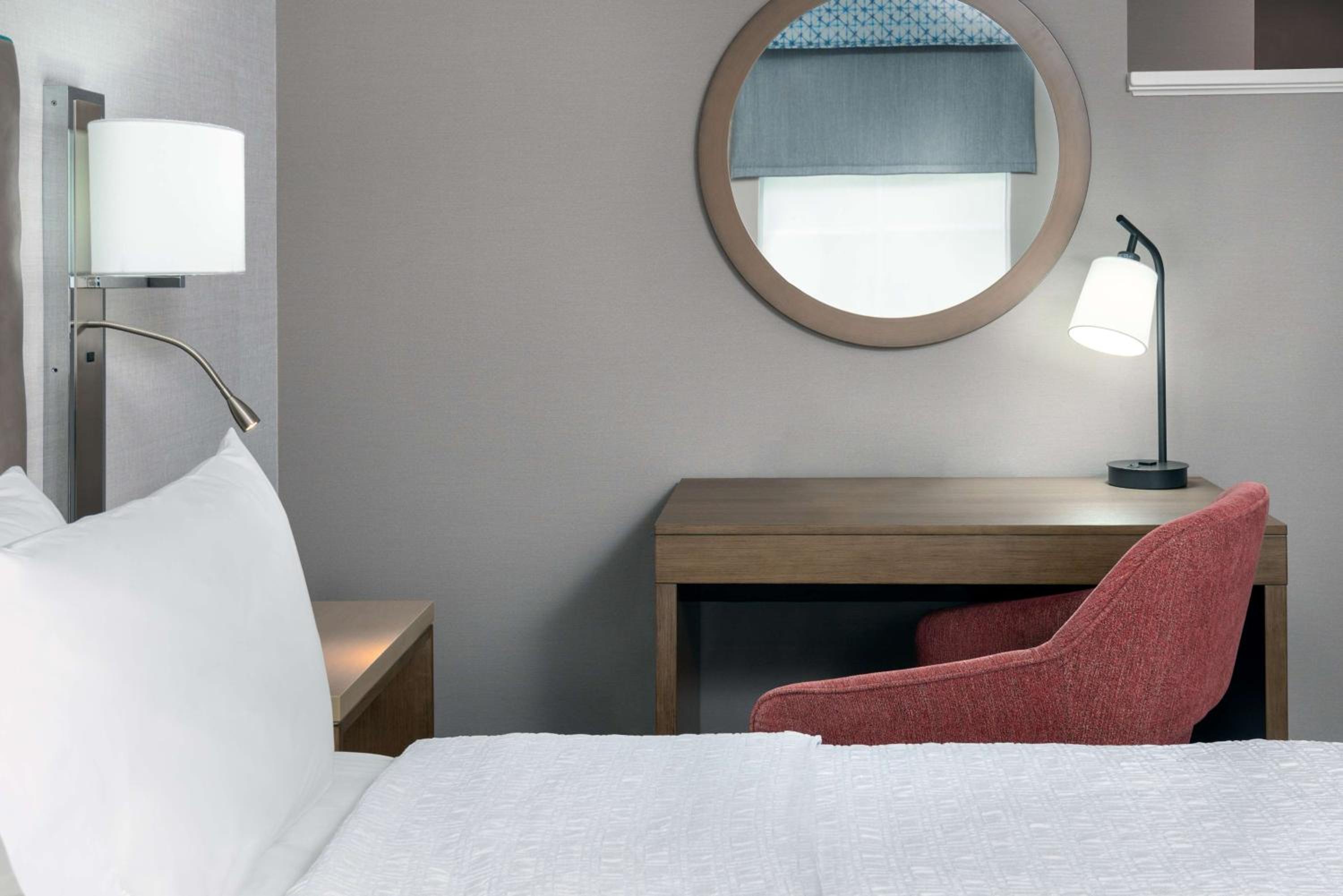 King Room with Roll-In Shower - Mobility and Hearing Access/Non-Smoking - Photo 2