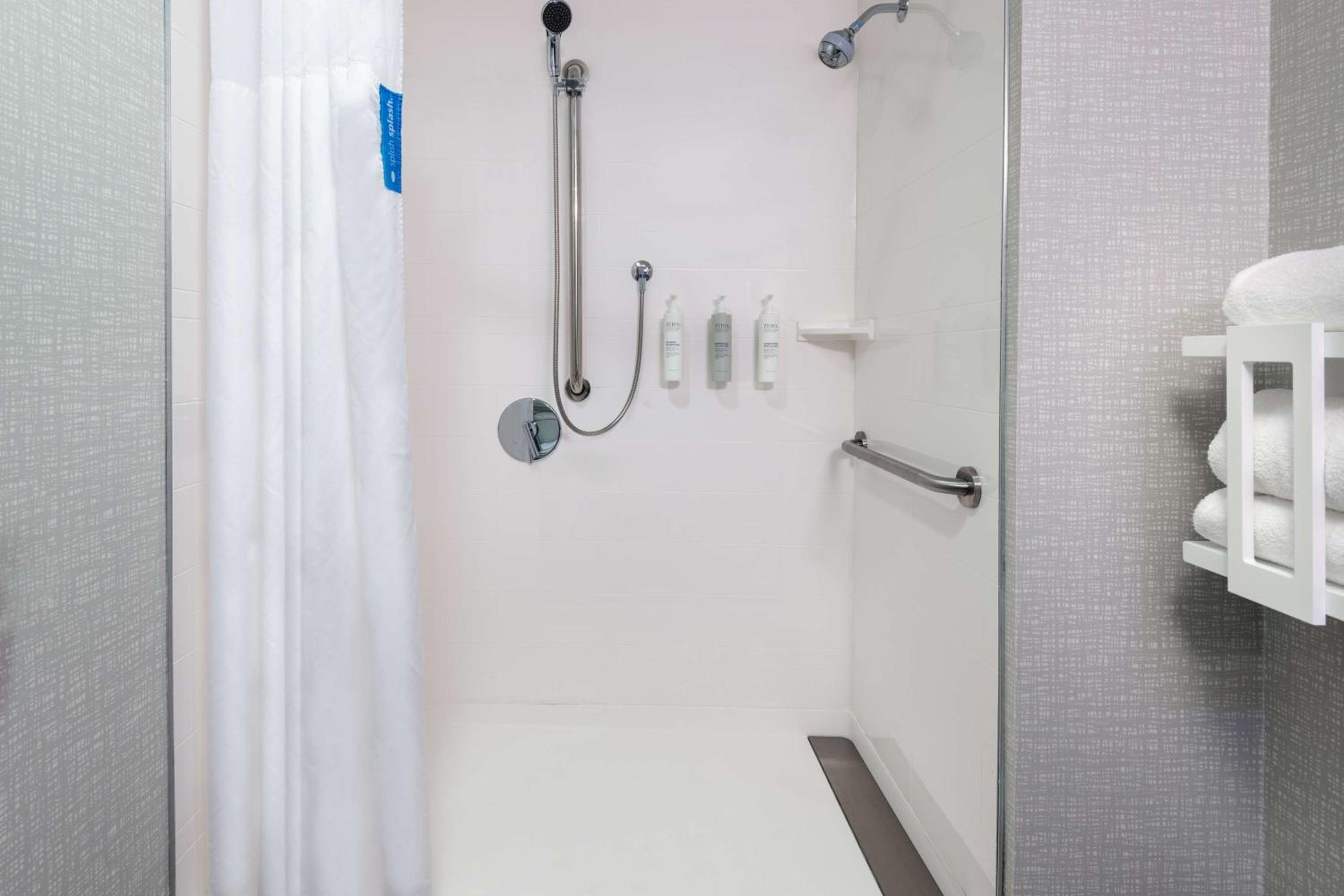 King Room with Roll-In Shower - Mobility and Hearing Access/Non-Smoking - Photo 6