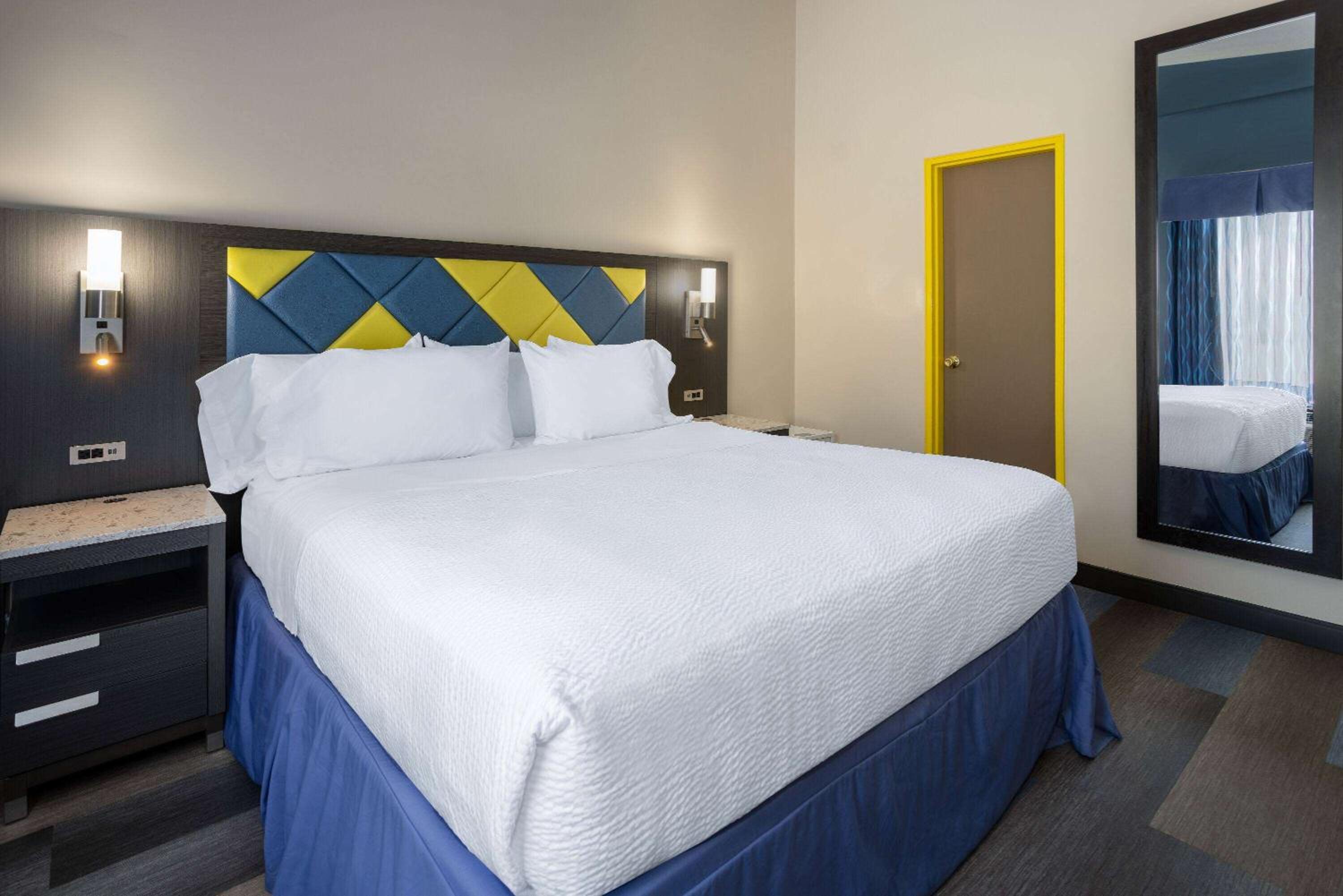 Deluxe King Room - Non-Smoking - Photo 2