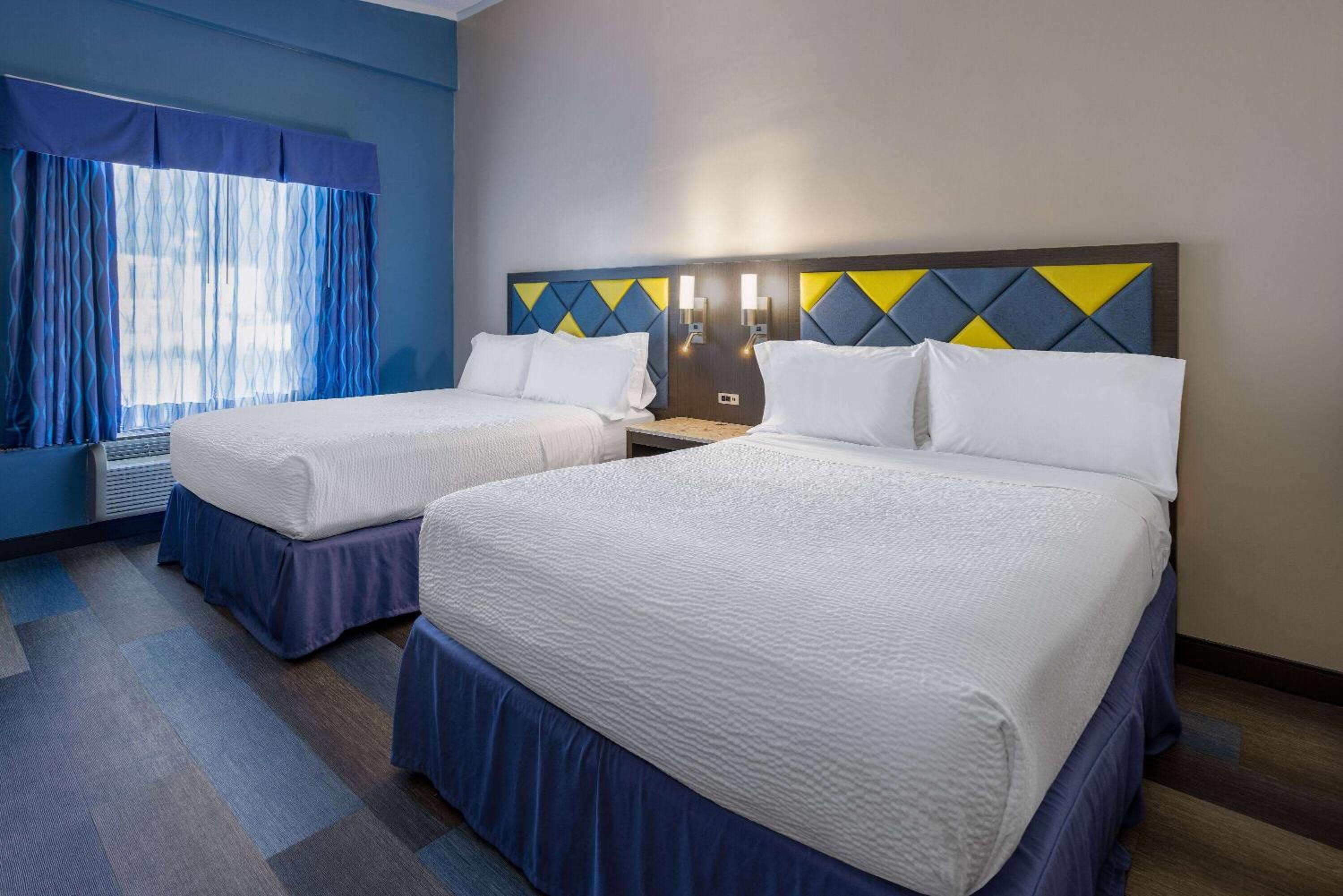 Deluxe Queen Room with Two Queen Beds- Mobility Access/Non-Smoking - Photo 4