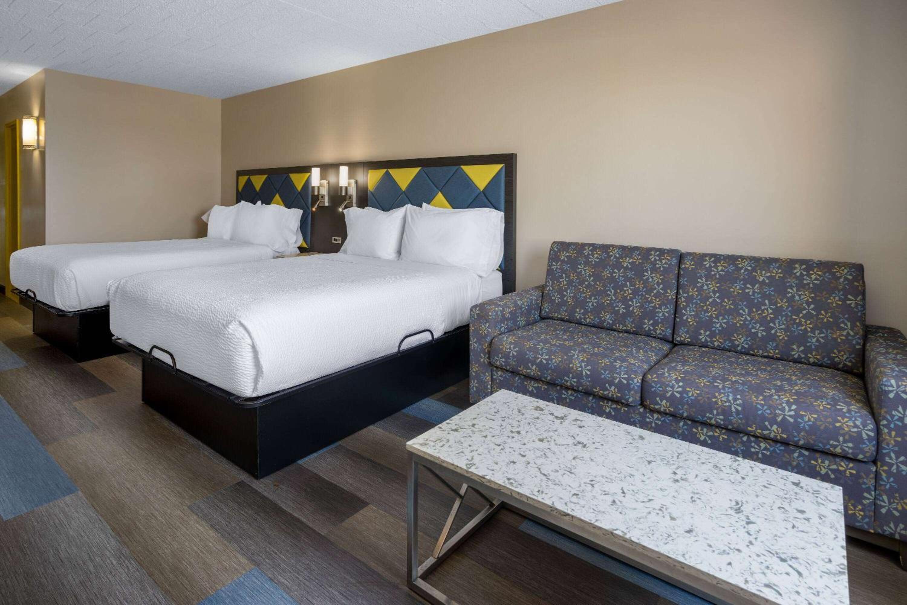 Deluxe Queen Room with Two Queen Beds - Non-Smoking - Photo 4