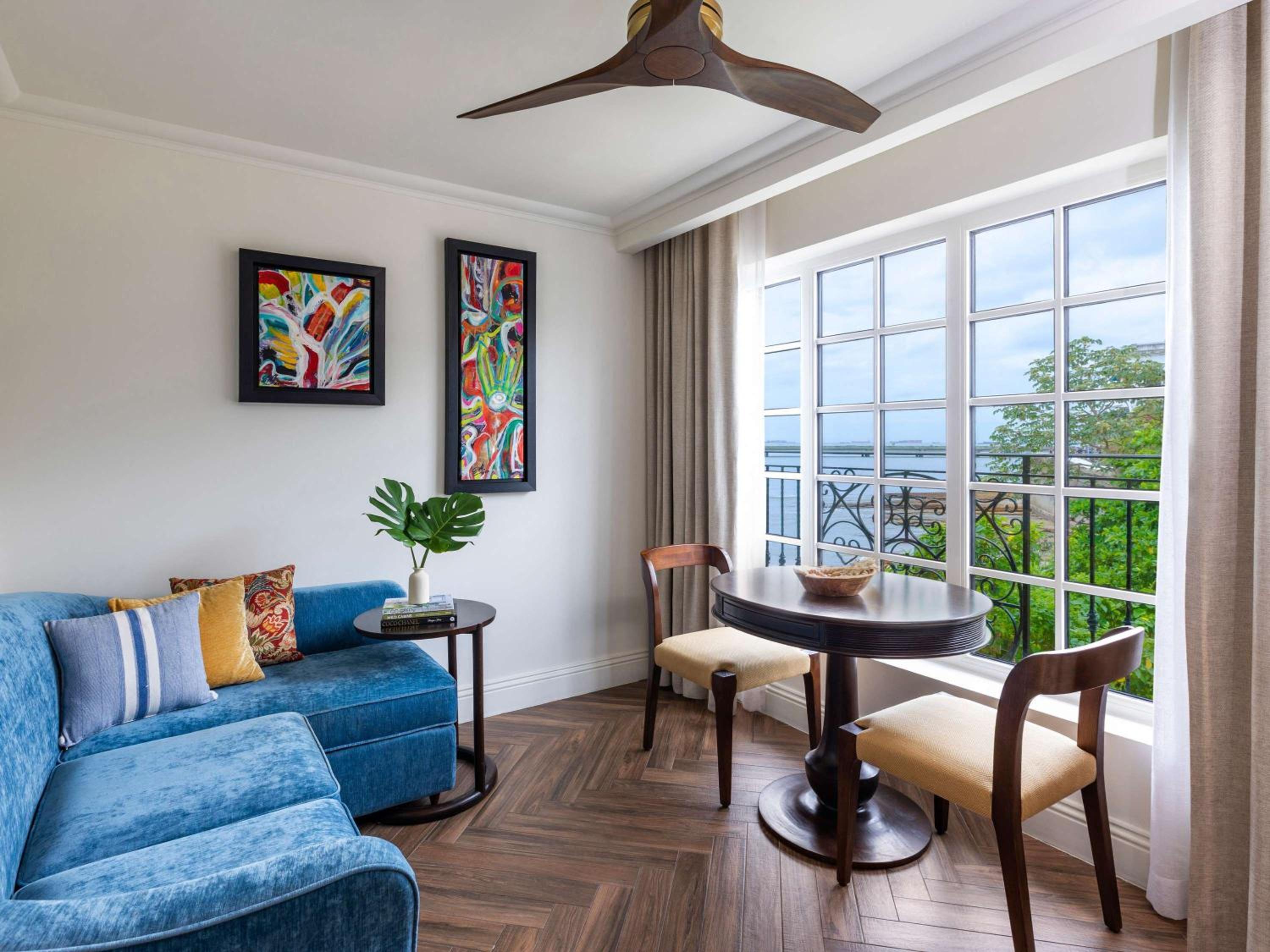 Superior King Room with Partial Ocean View