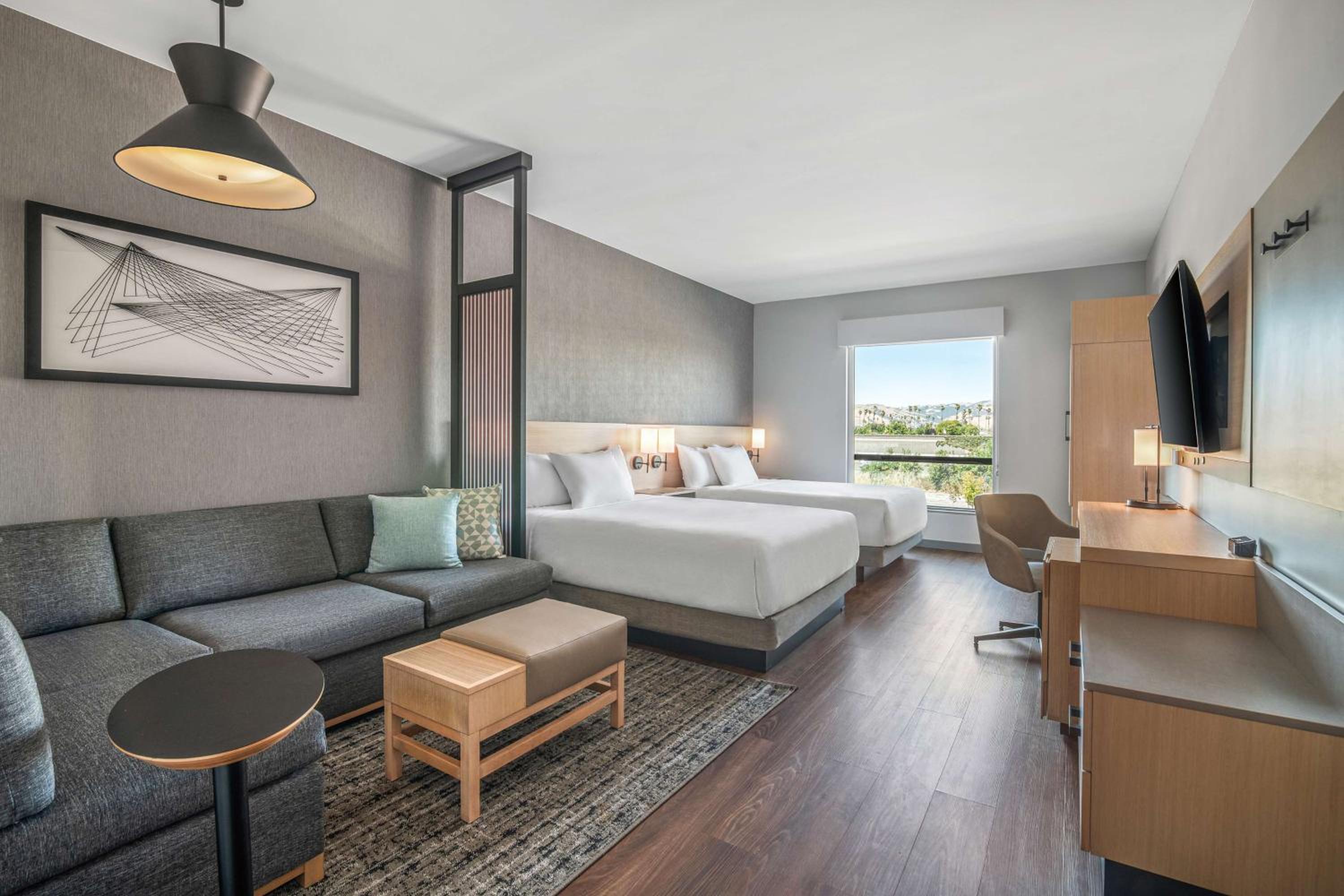 Queen Room with Two Queen Beds and Sofa Bed - High Floor - Photo 2