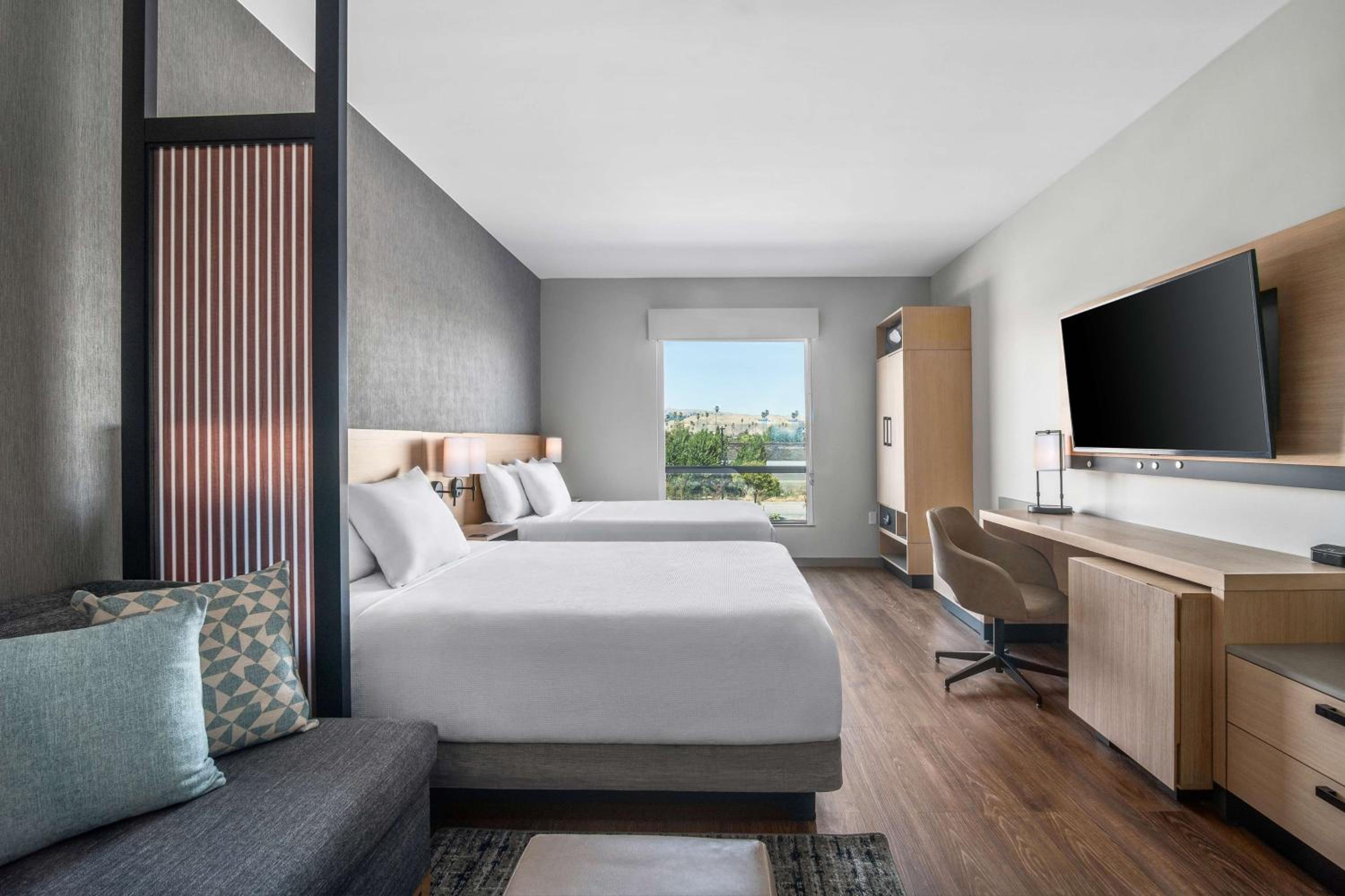 Queen Room with Two Queen Beds and Sofa Bed - High Floor - Photo 3