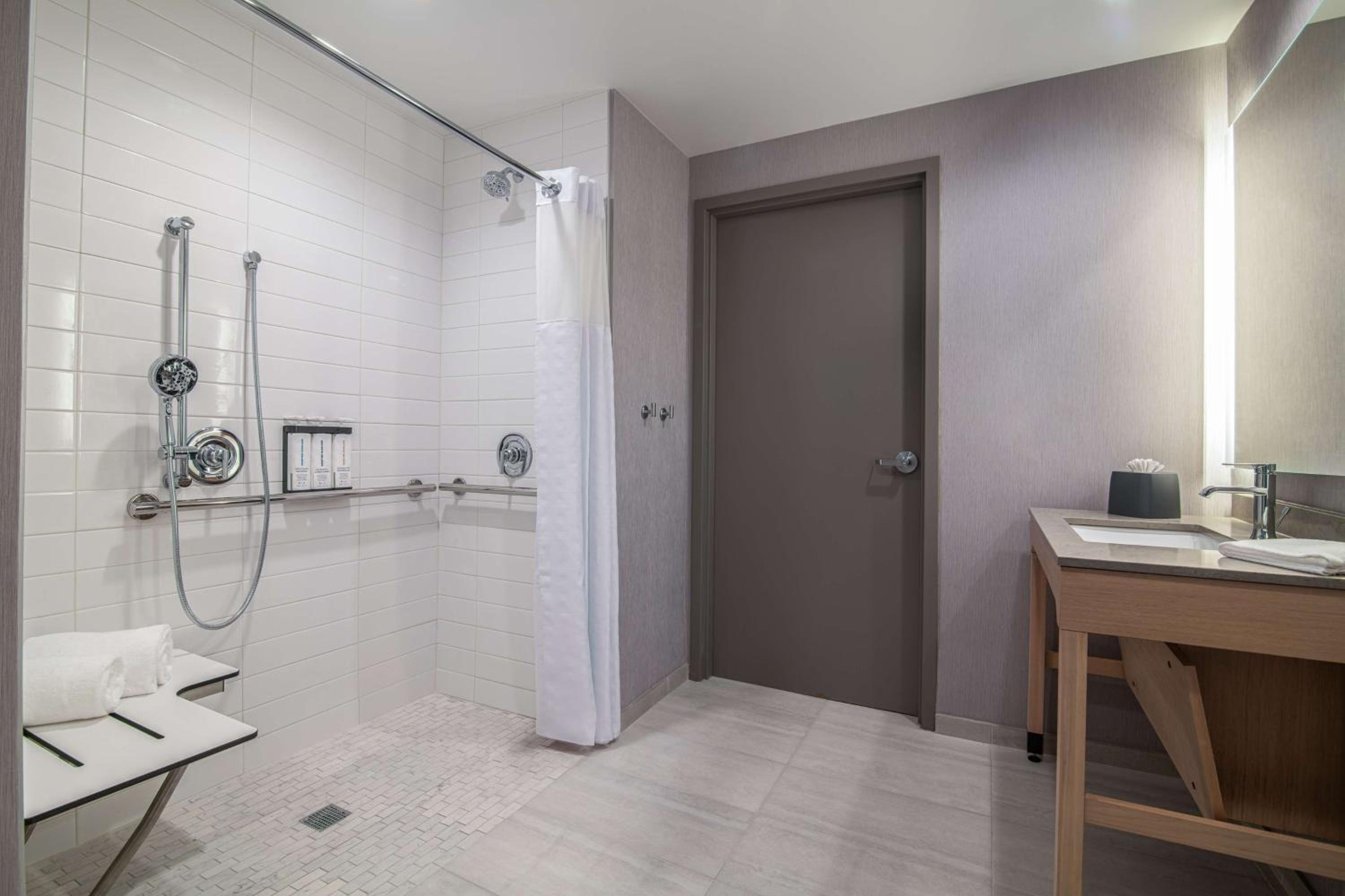 Specialty King Room with Sofa Bed and Roll-in Shower - Disability Access - Photo 2