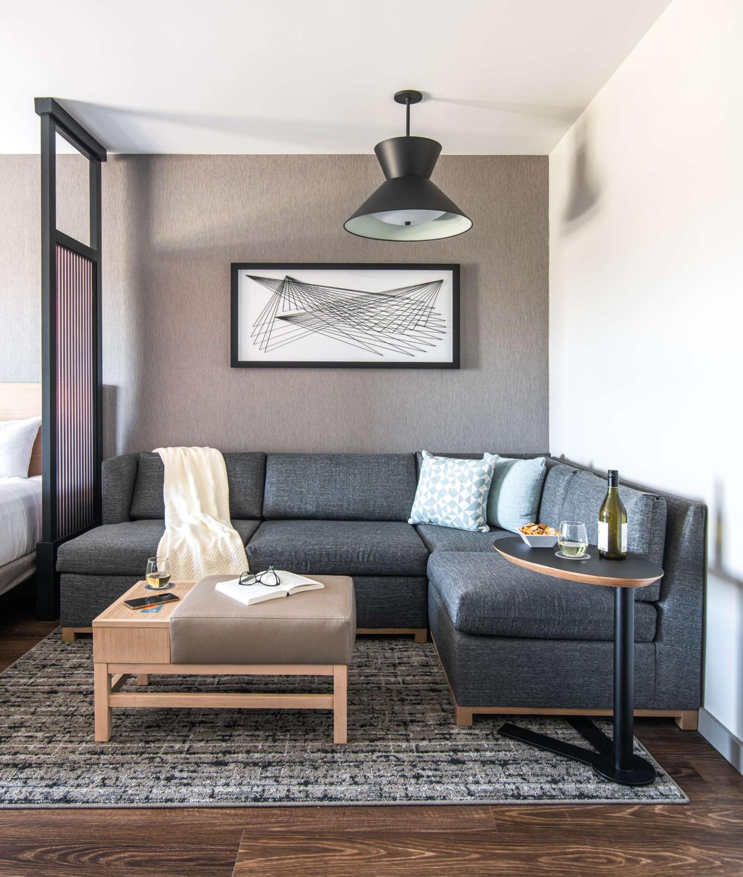 King Room with Sofa Bed - Photo 4