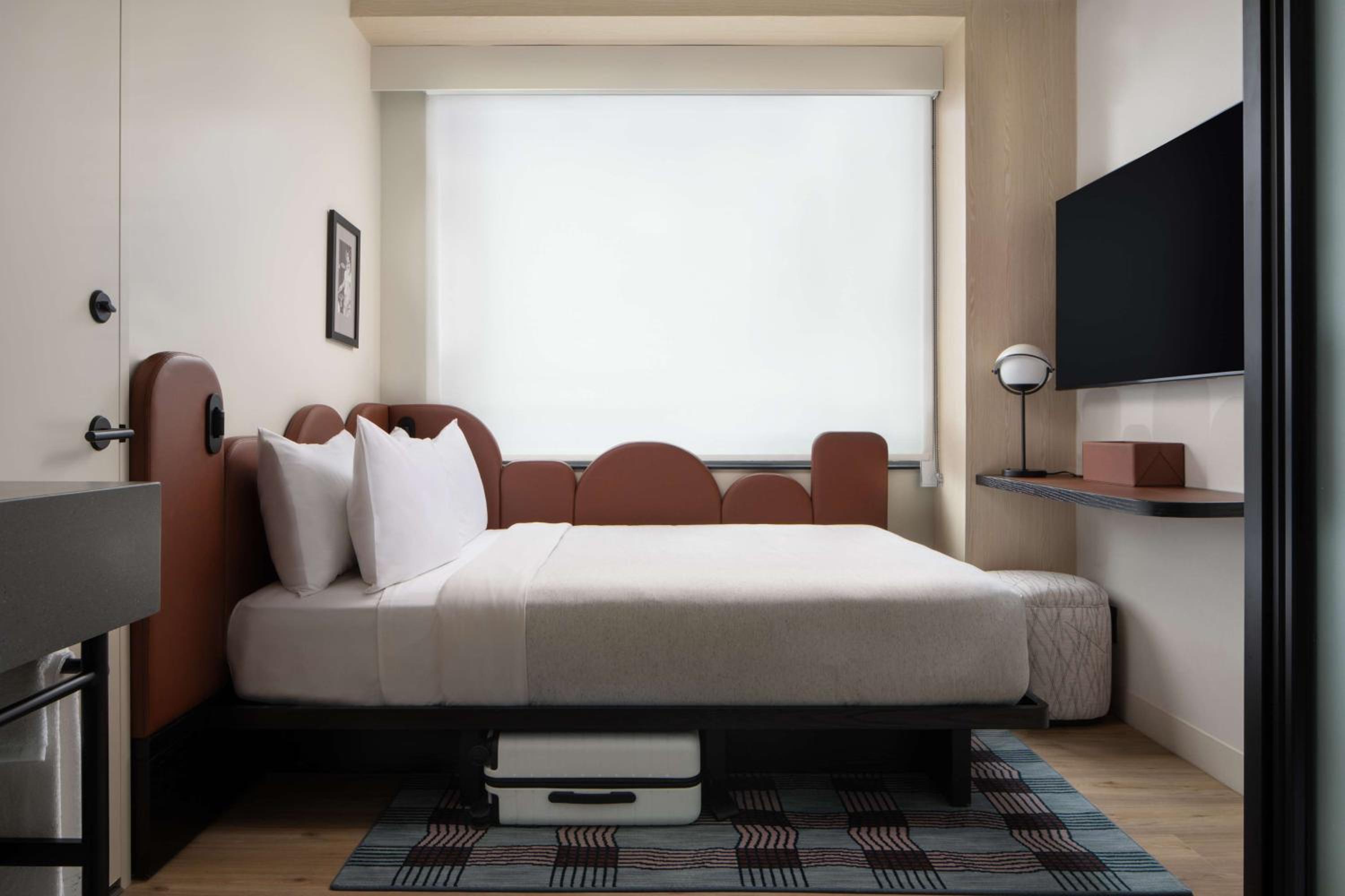 Compact Queen Room thumbnail 5