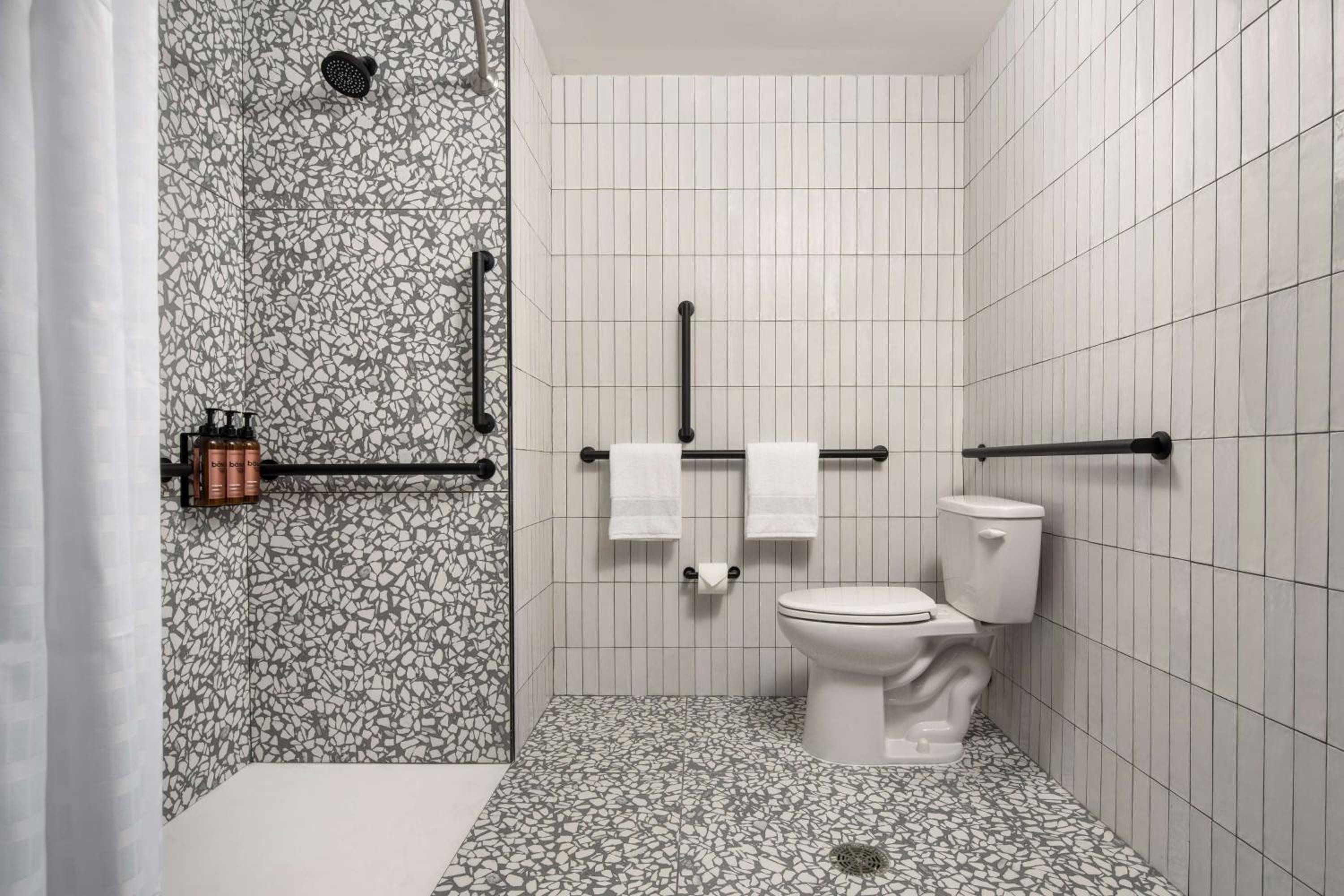 Compact Queen Room - Mobility Access/Communication Assistance thumbnail 6