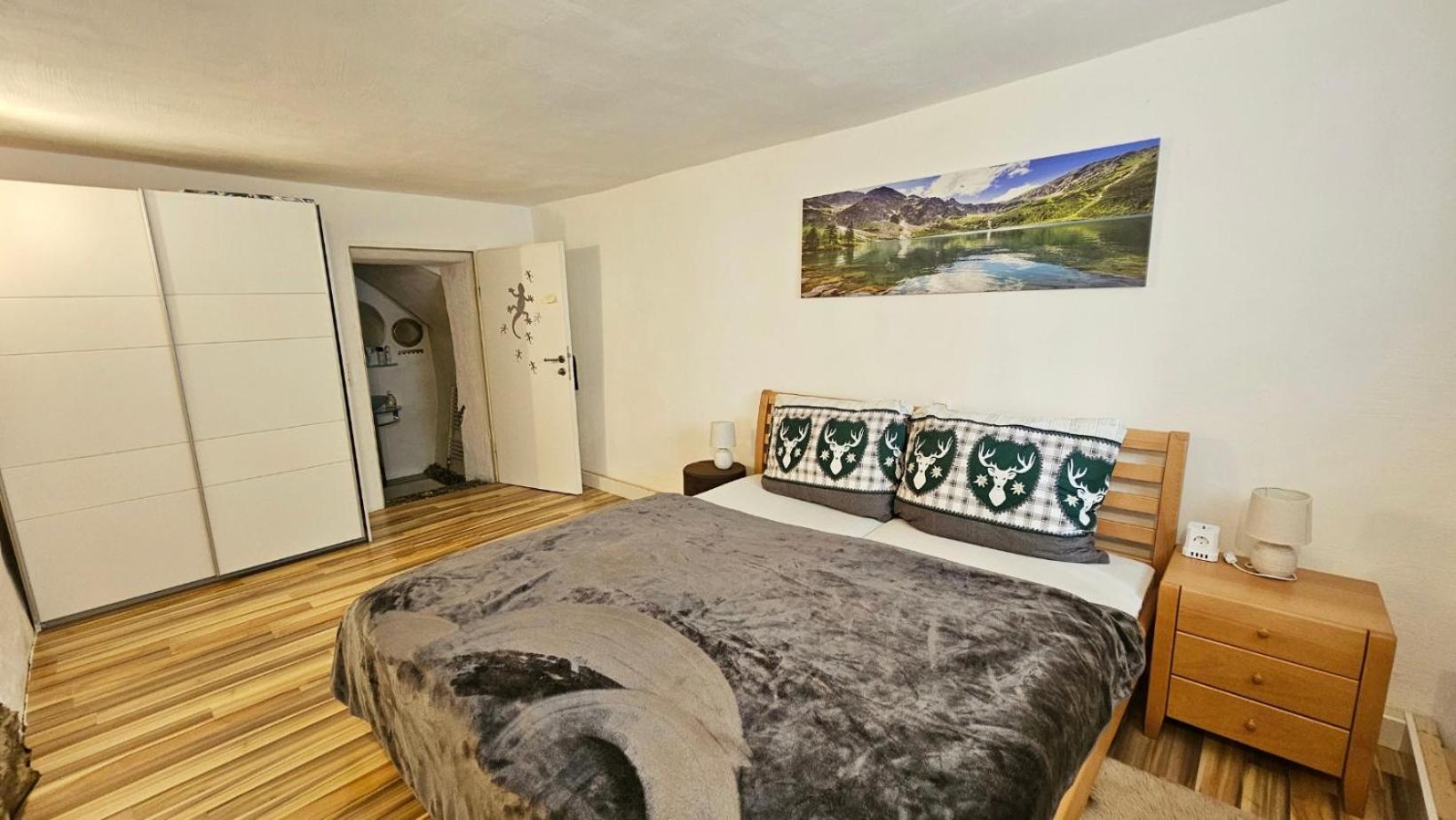 One-Bedroom Apartment photo 1
